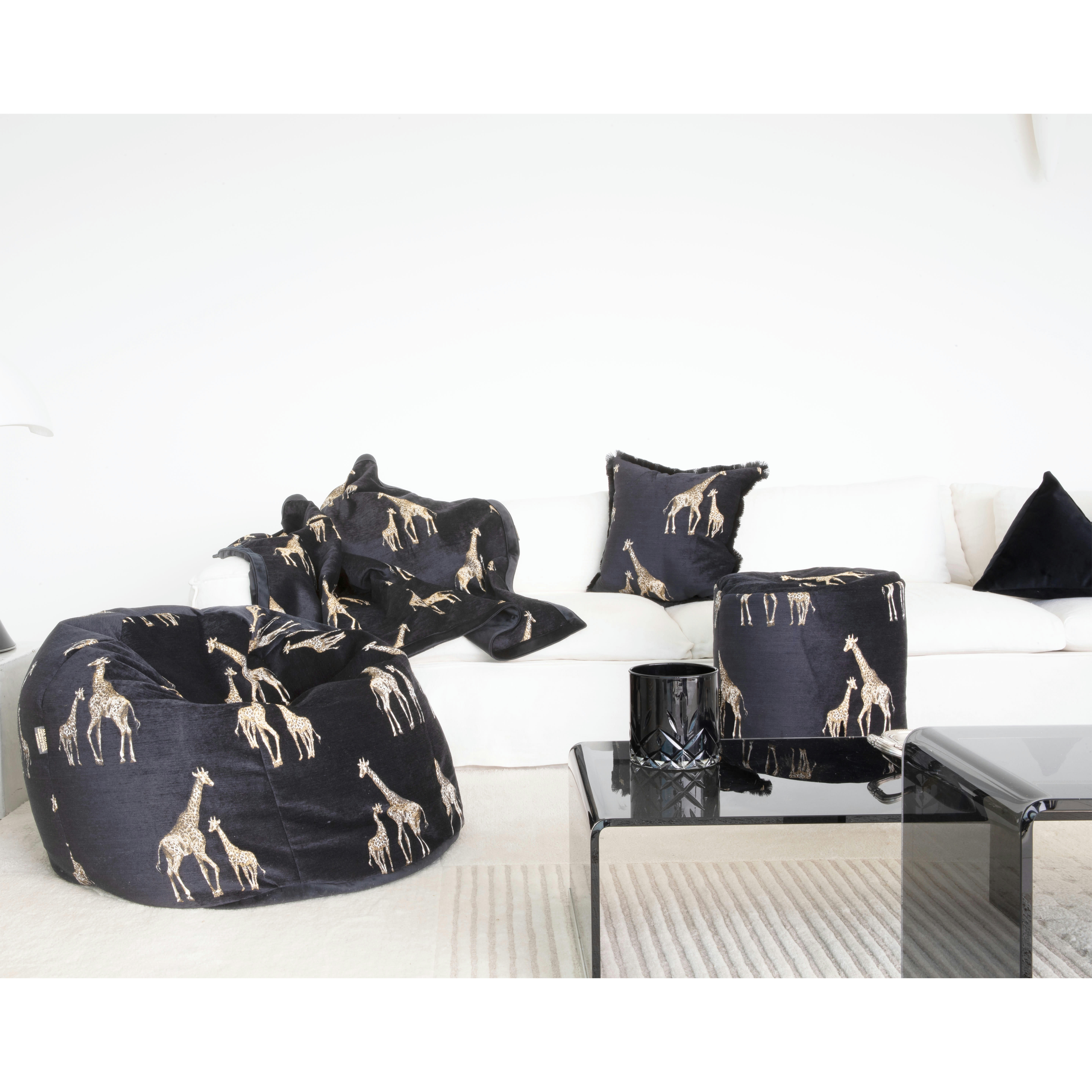 - Coussin velours noir avec girafes brodées et franges