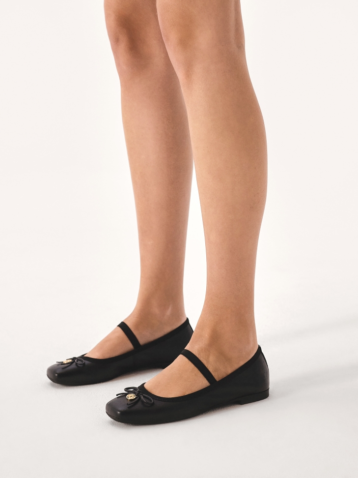 Black ballerinas with elastic band and truncated nose