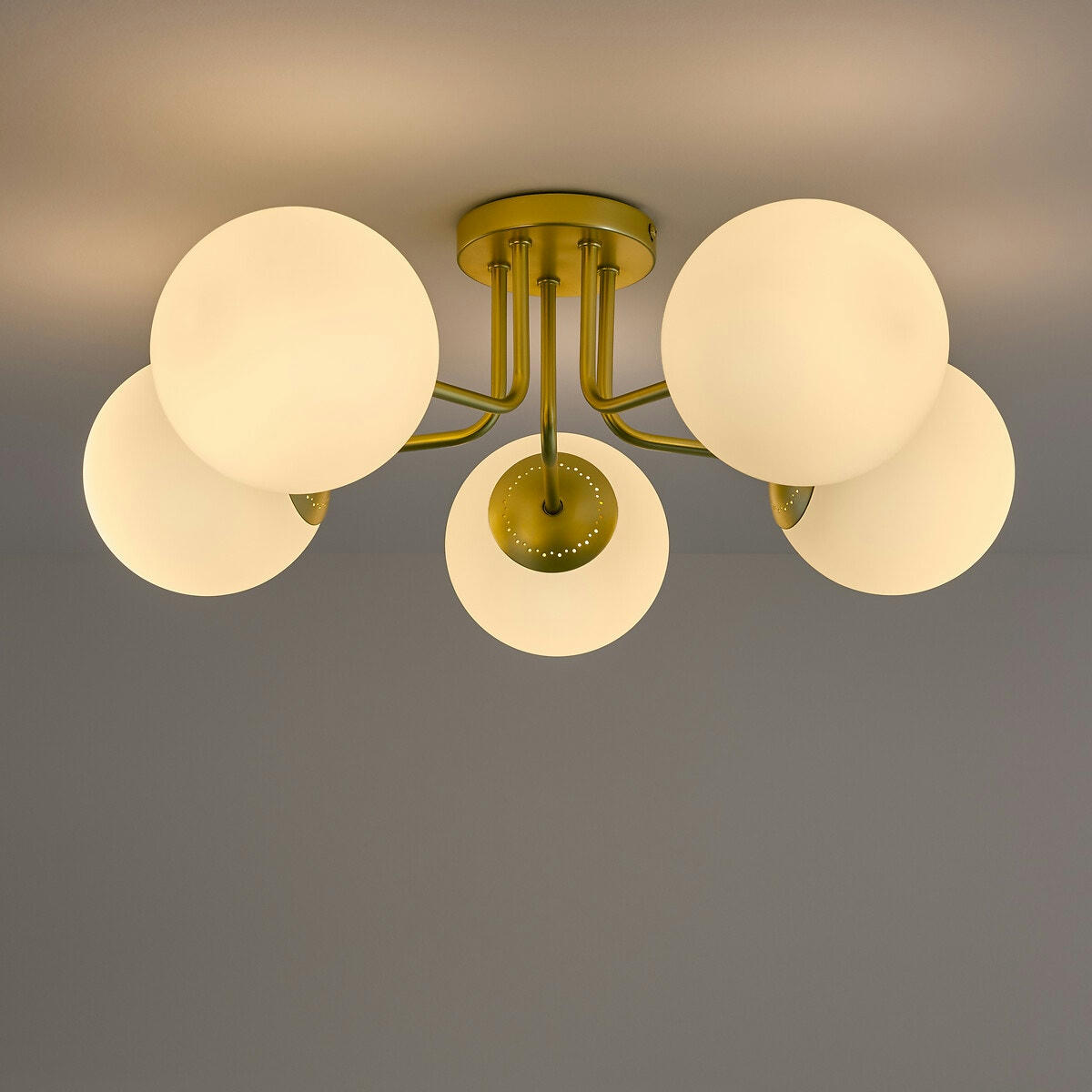 Plafonnier laiton et verre opaline, Moricio