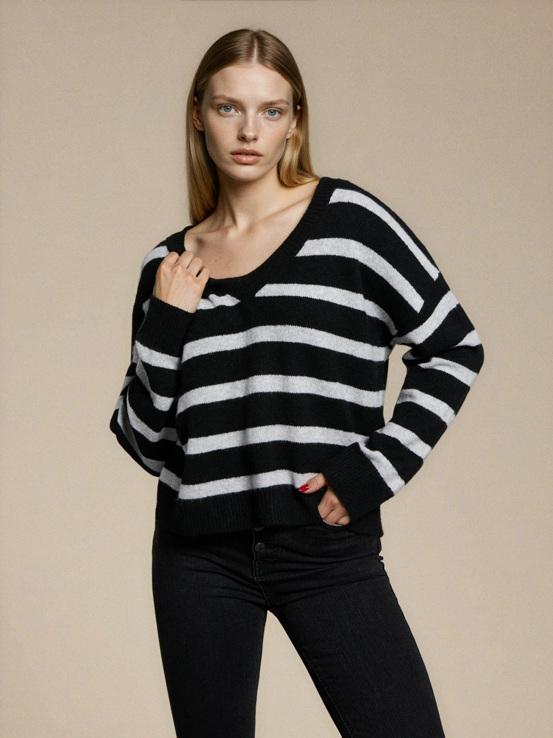 Sweter w paski z dekoltem V