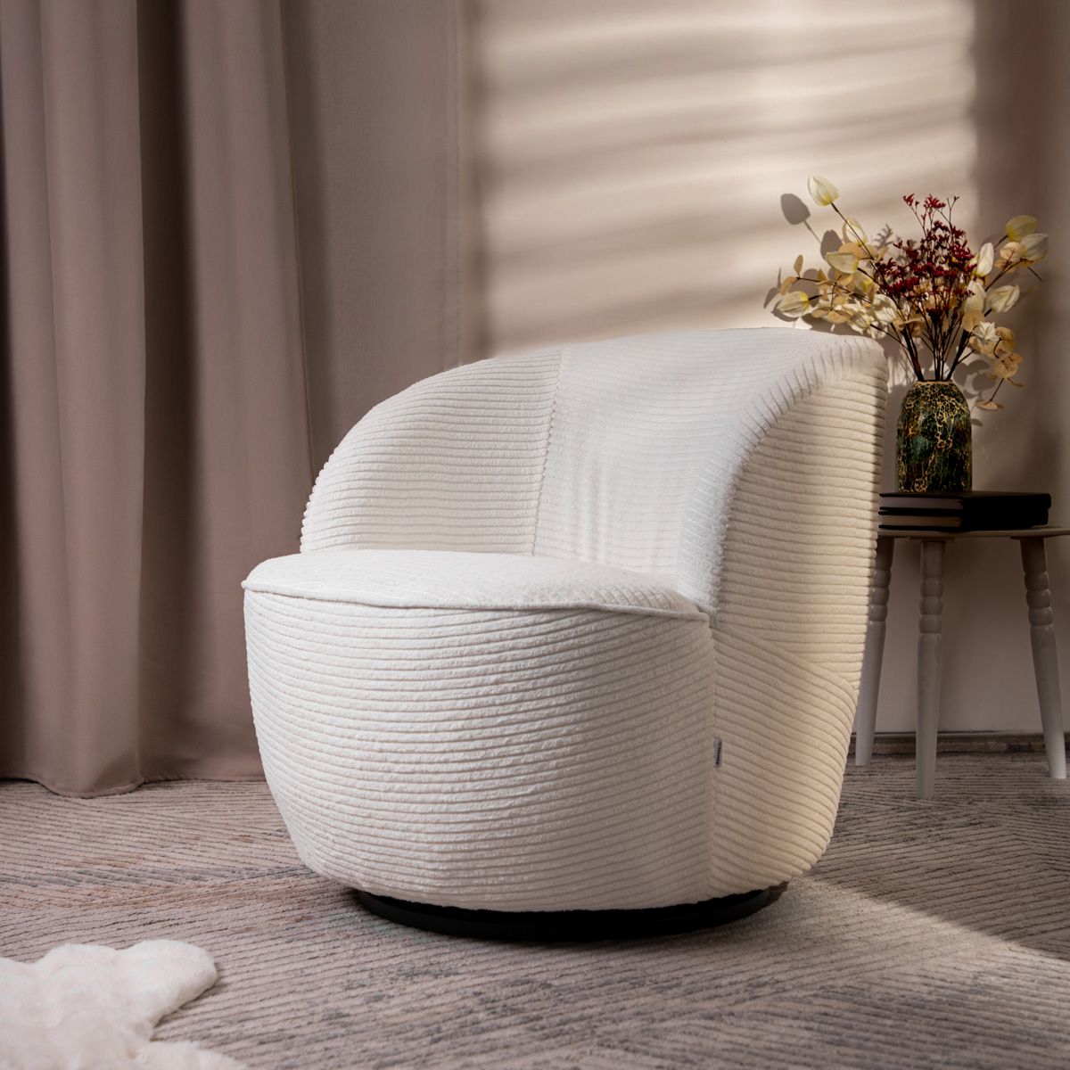 Fotel SVINGEN FASO obrotowy sztruksowy biały 65.5x77x69cm