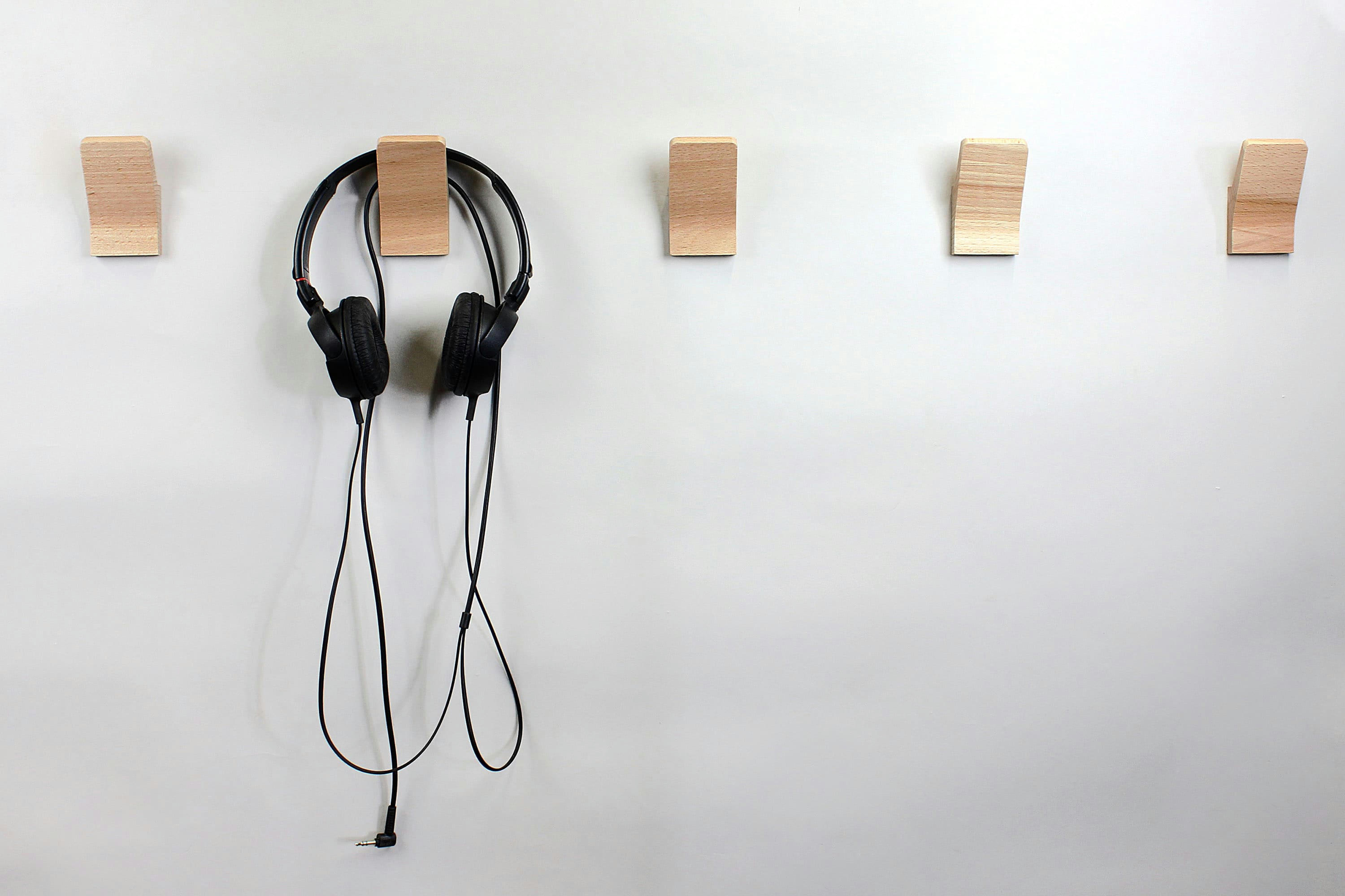 - Patère murale en bois