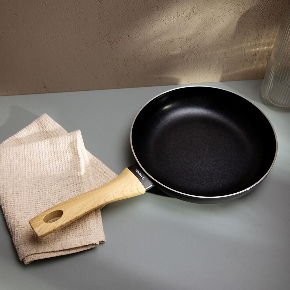 Patelnia B2 ALBERO ESSENTIALS czarna 24 CM