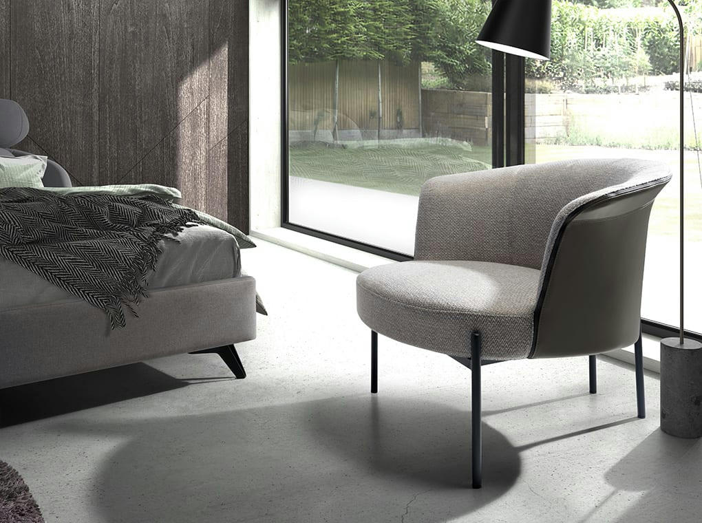 - Fauteuil en tissu gris et croûte de cuir gris foncé