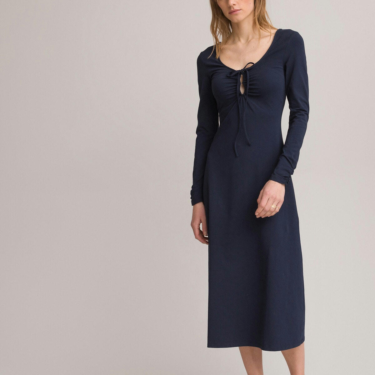 Robe encolure v devant et dos manches longues