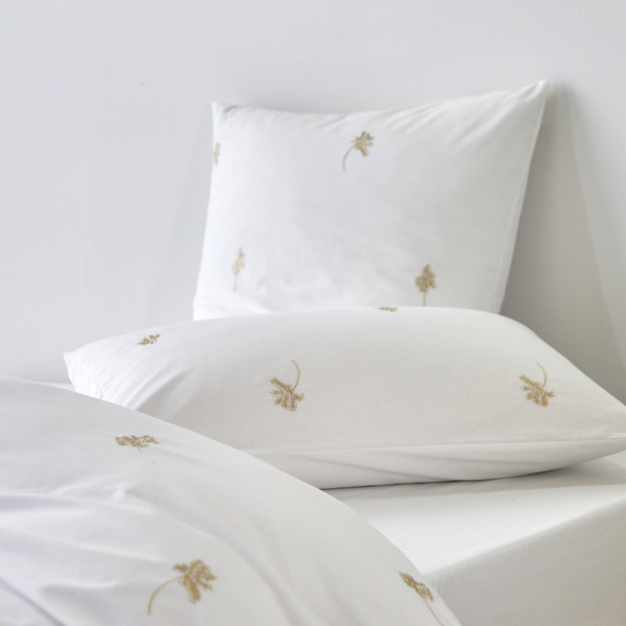 Linge de lit blanc brodé fleurs Colombine&reg;