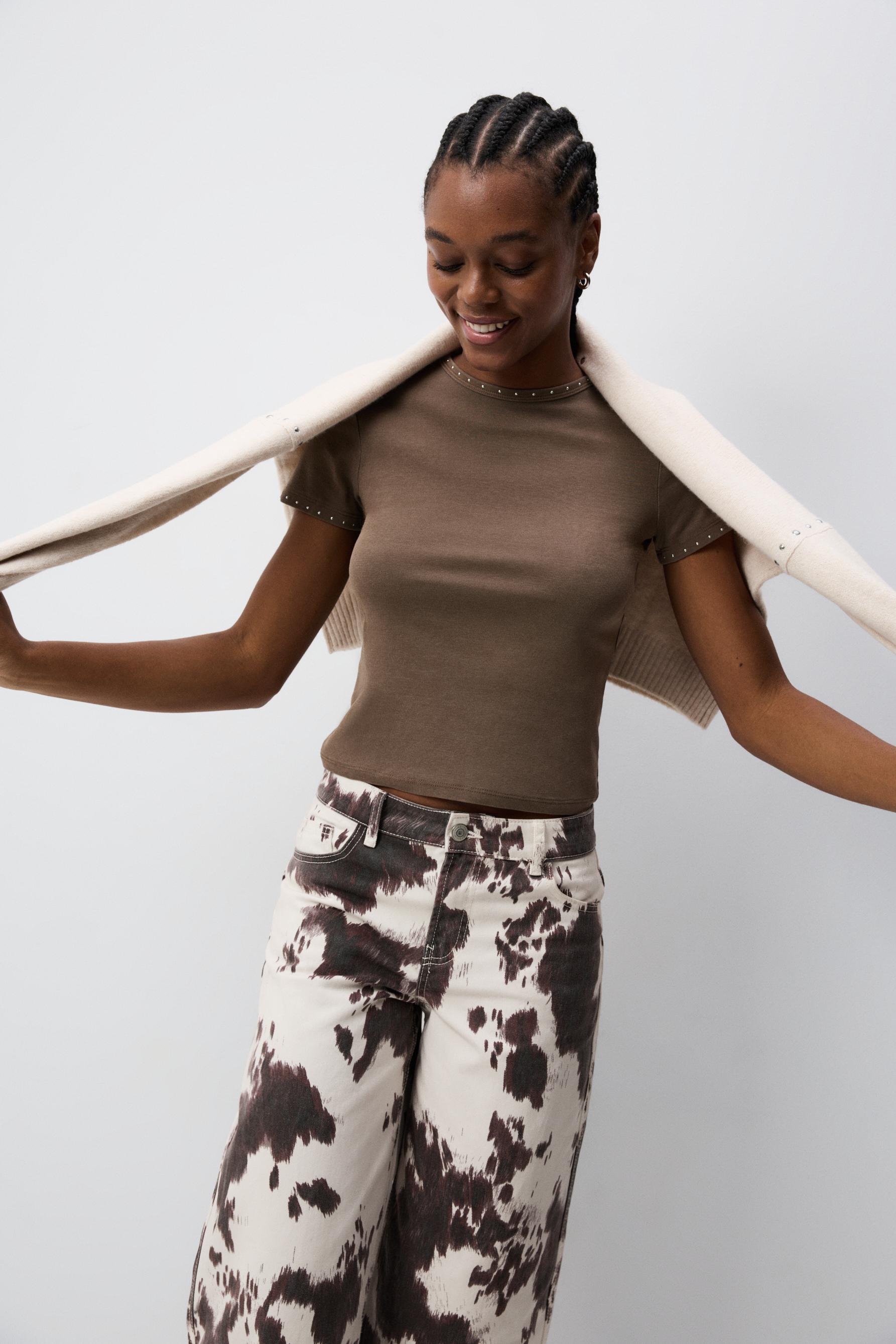 Camiseta cropped tachas
