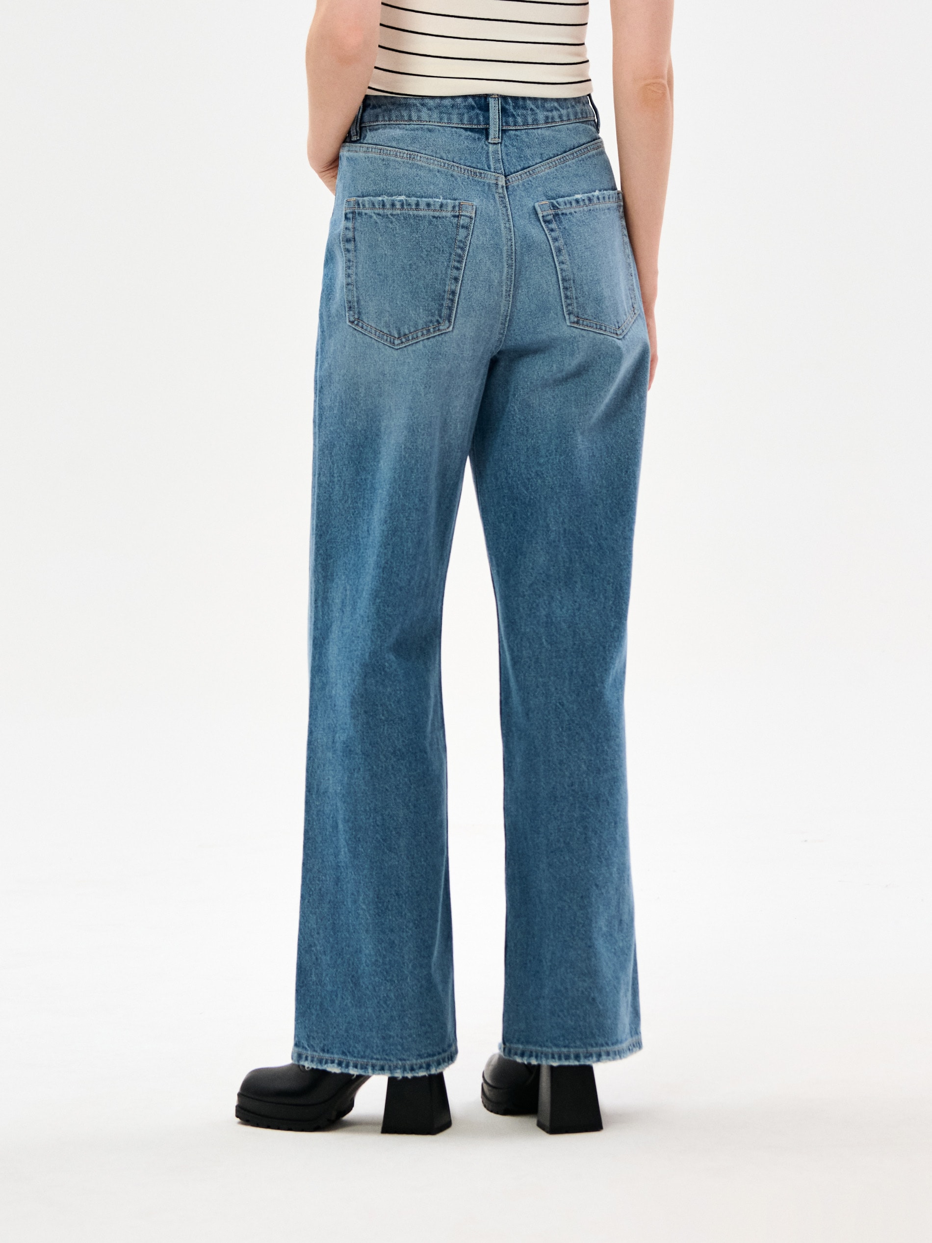 Jeansy wide leg z efektem sprania