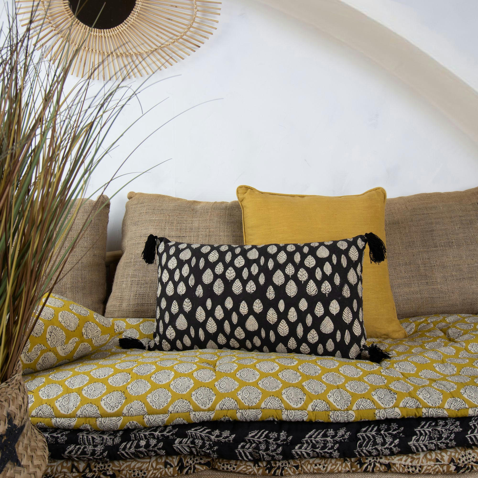 AGRA - Coussin en coton noir avec pompons 30x50cm