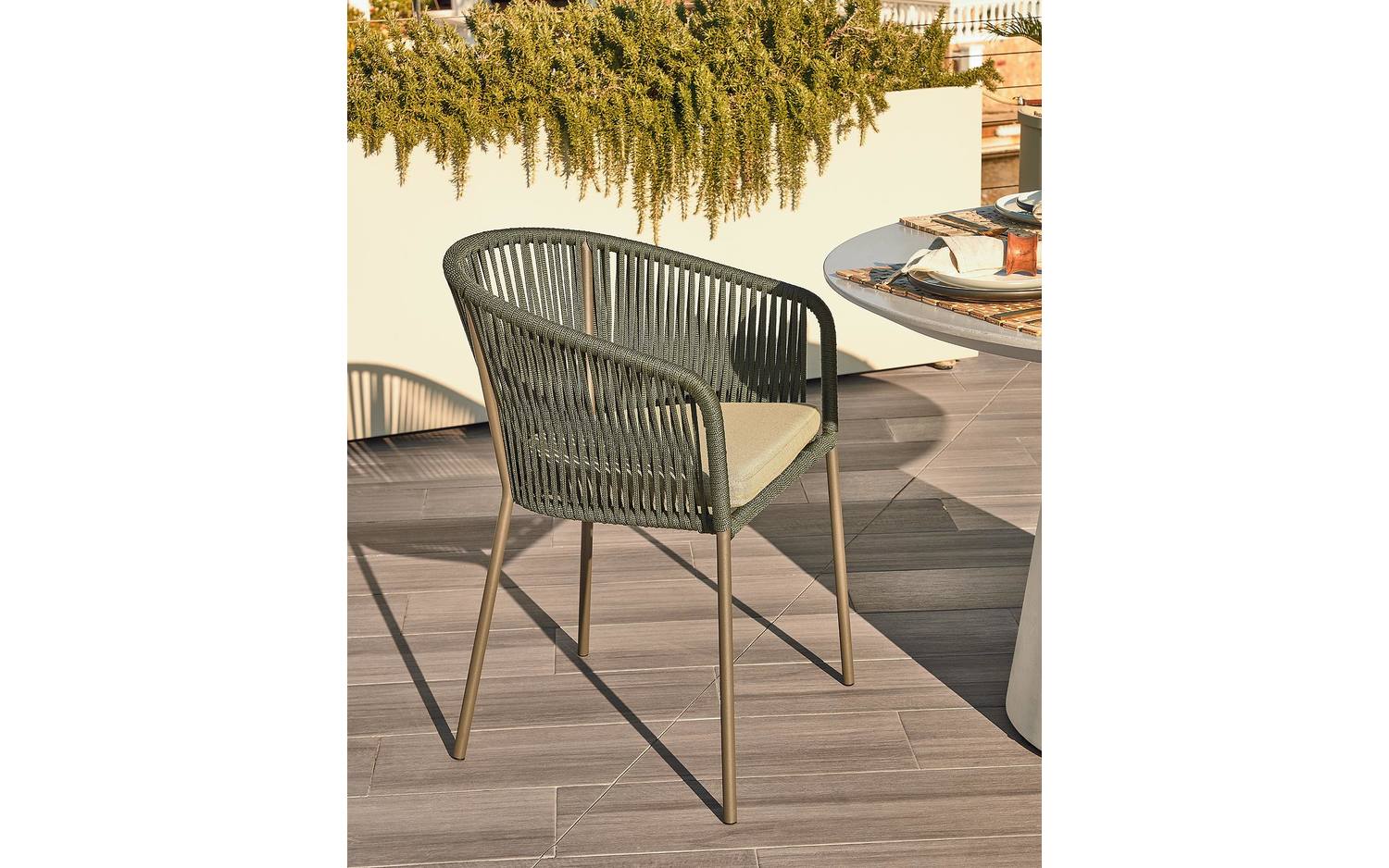 Kave Home - Yanet groene touwstoel met gegalvaniseerde stalen poten