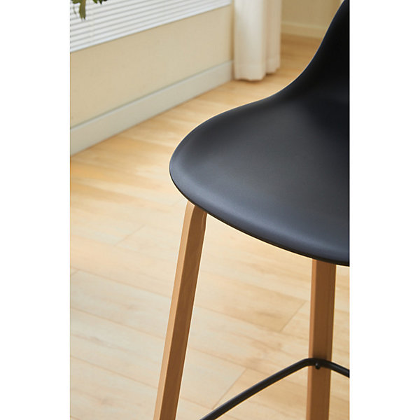 Lot de 2 tabourets de bar noirs style scandinave avec pieds effet bois en métal Hauteur 66cm