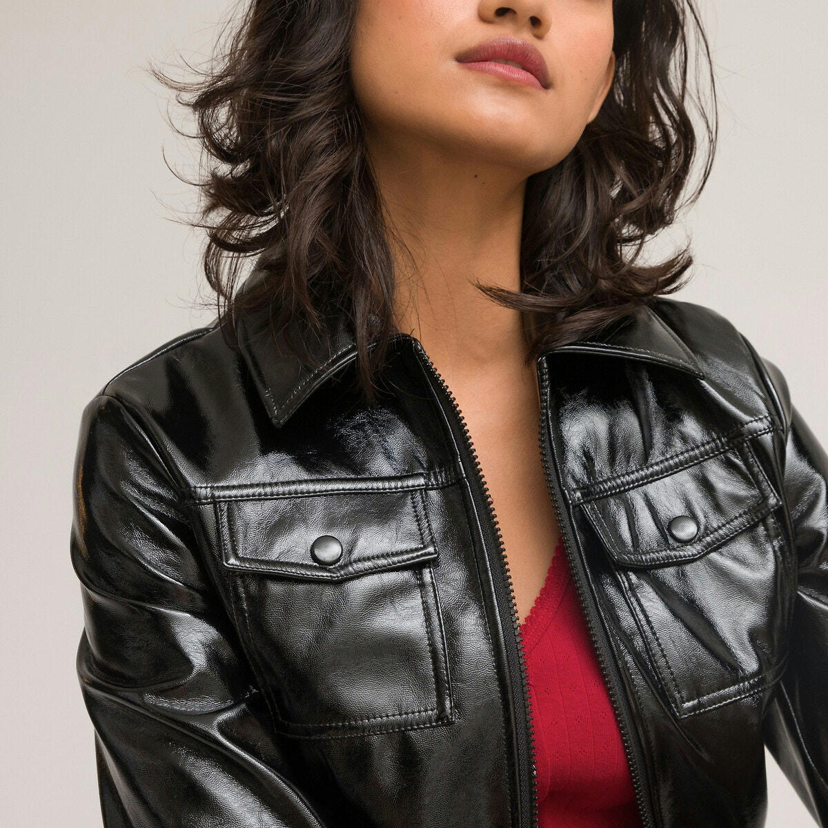 Blouson court zippé en simili brillant