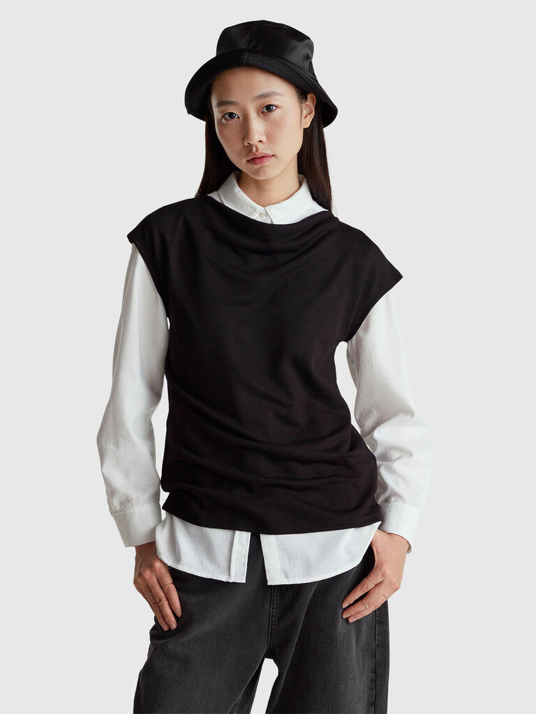 Sleeveless crepe t-shirt