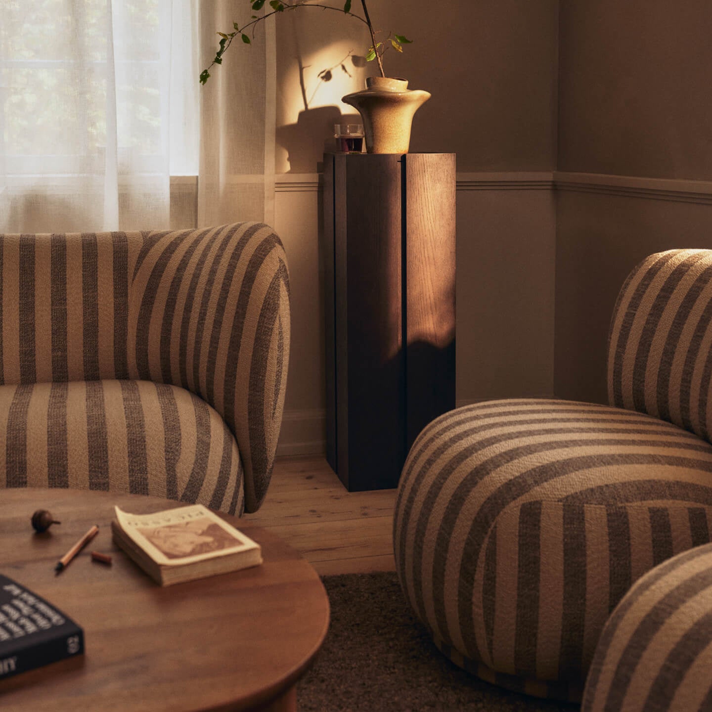 Ferm Living Parcel Pedestal Sokkel H 90 cm - Dark Stained