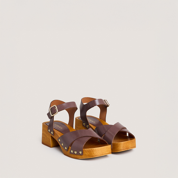 Sandales à clous et à brides croiséesen cuir marron | MAE