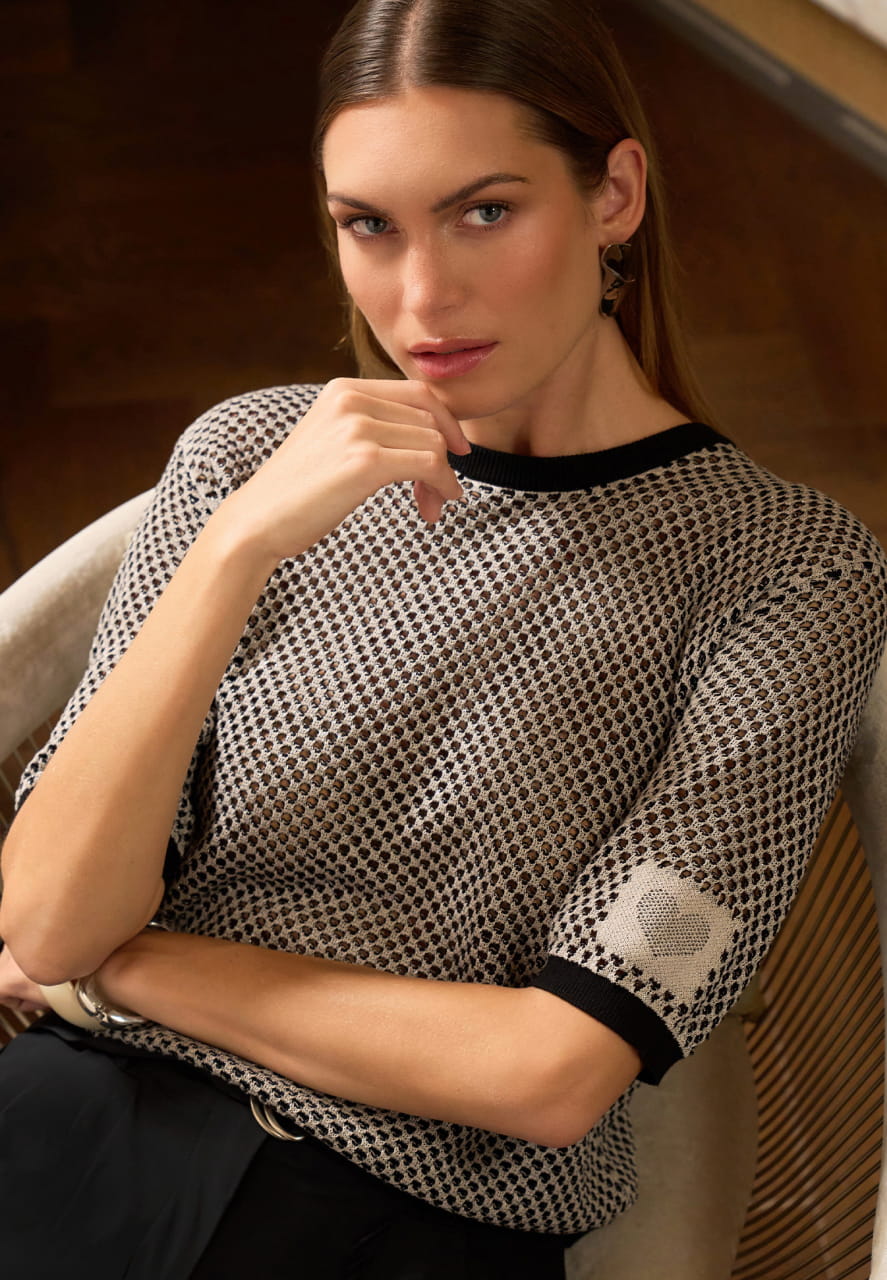 Pullover in Netzstruktur