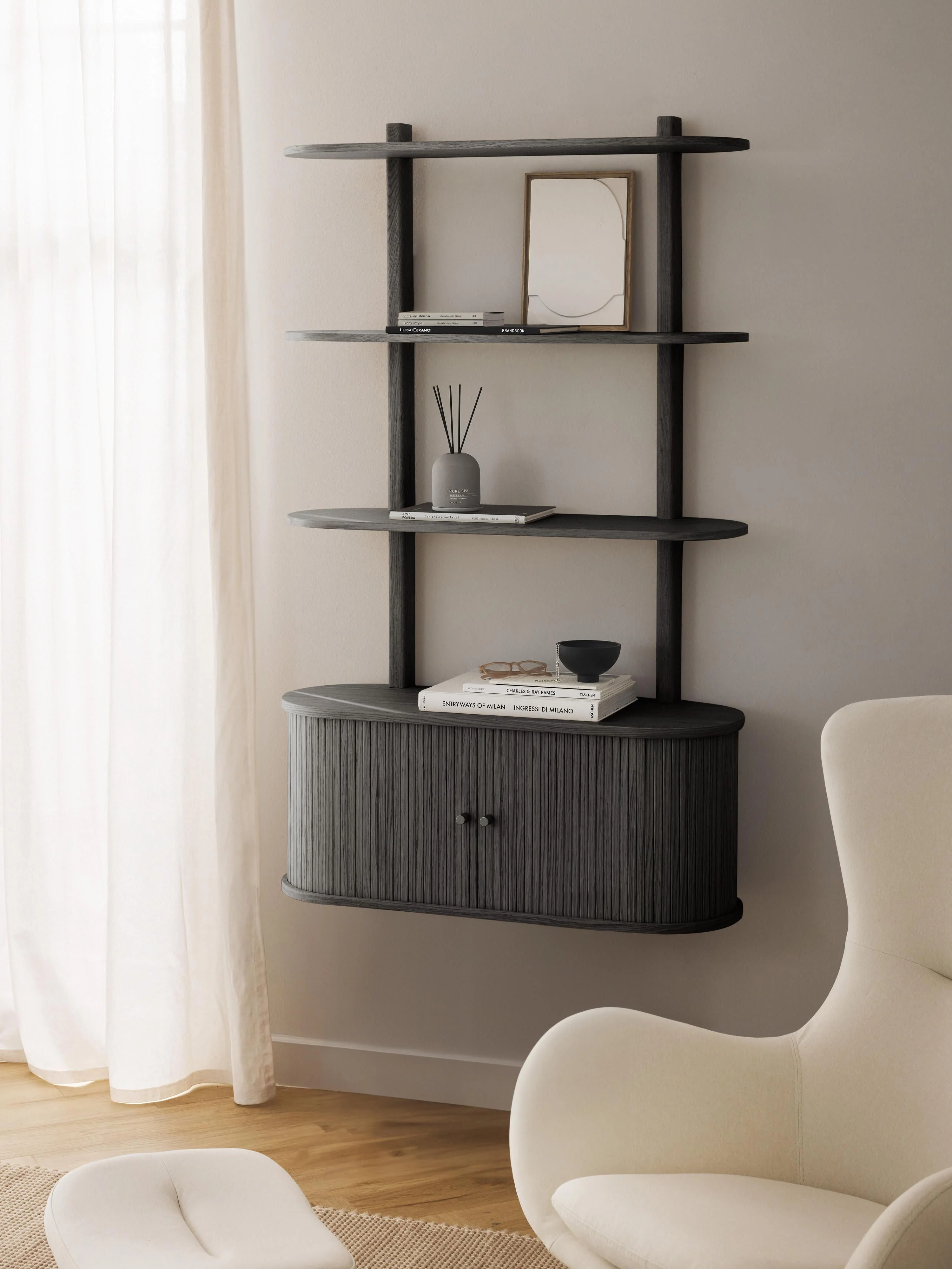 Wandregal Calary mit geriffelter Front