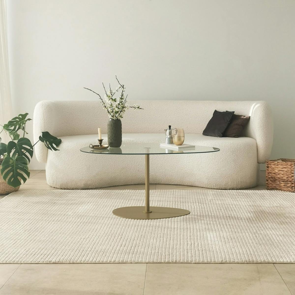 Table basse en verre forme triangle organique pied doré TULUM