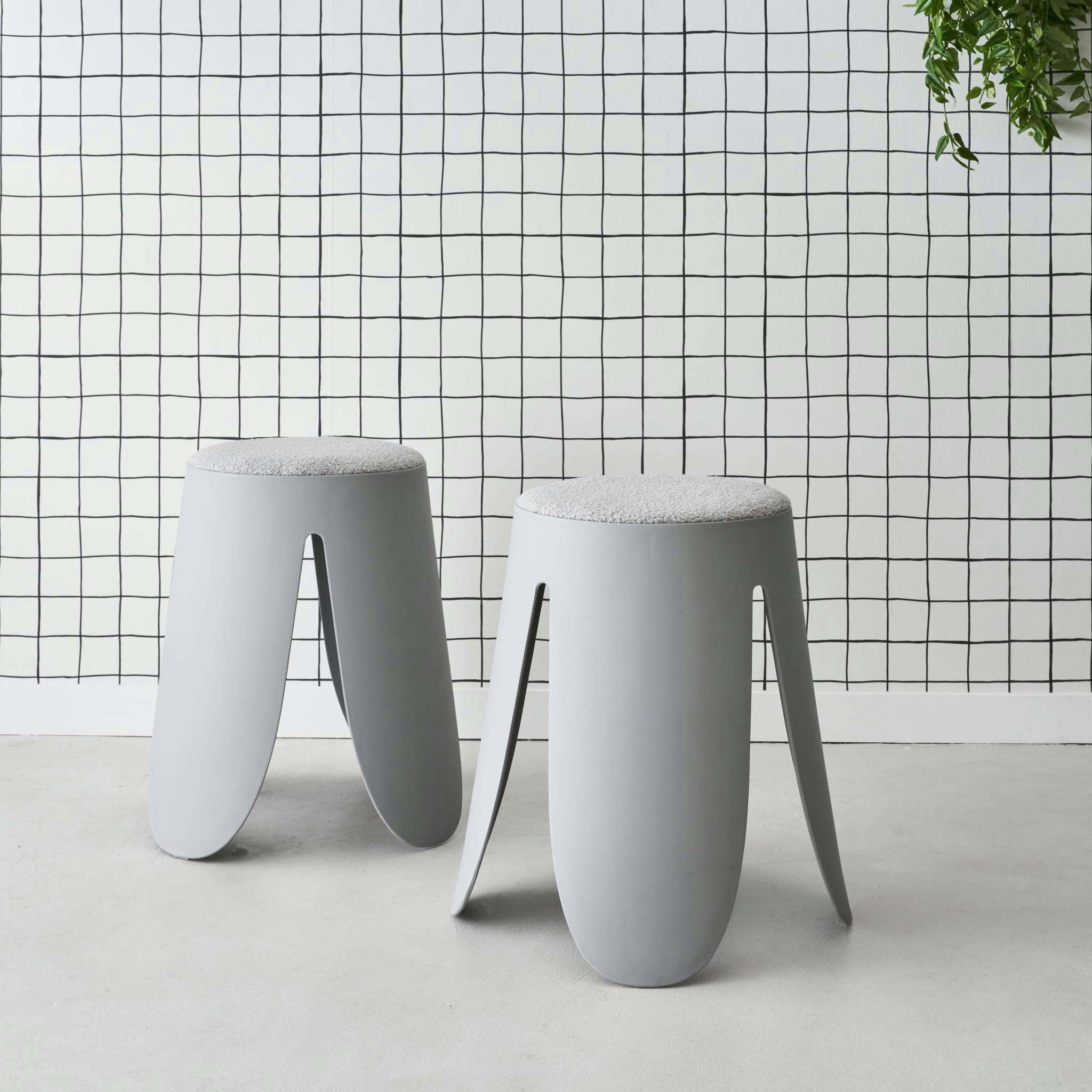 NIKI - Set de 2 tabourets empilables gris clairs, bouclette texturée  |
