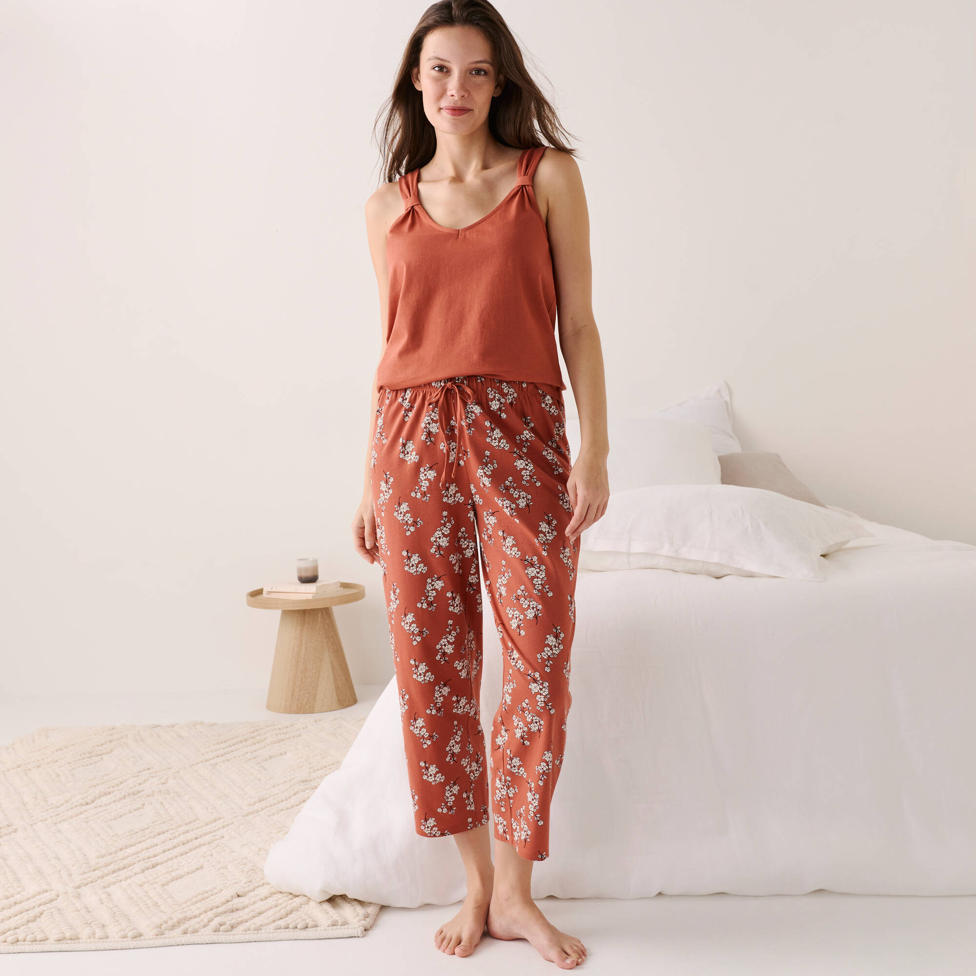 Pyjama court imprimé fleuri avec bretelles froncées