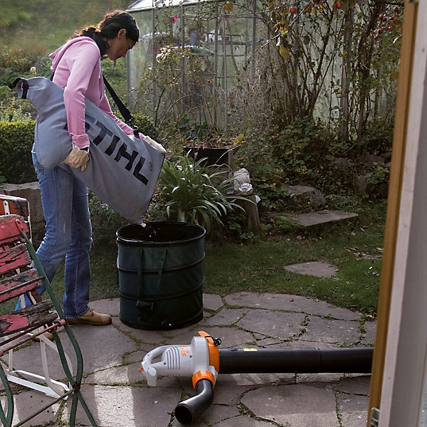 Aspirateur souffleur broyeur filaire 1100 W - 580 m³/h - ratio 1:10 - avec sac de 45 L - Stihl SHE71