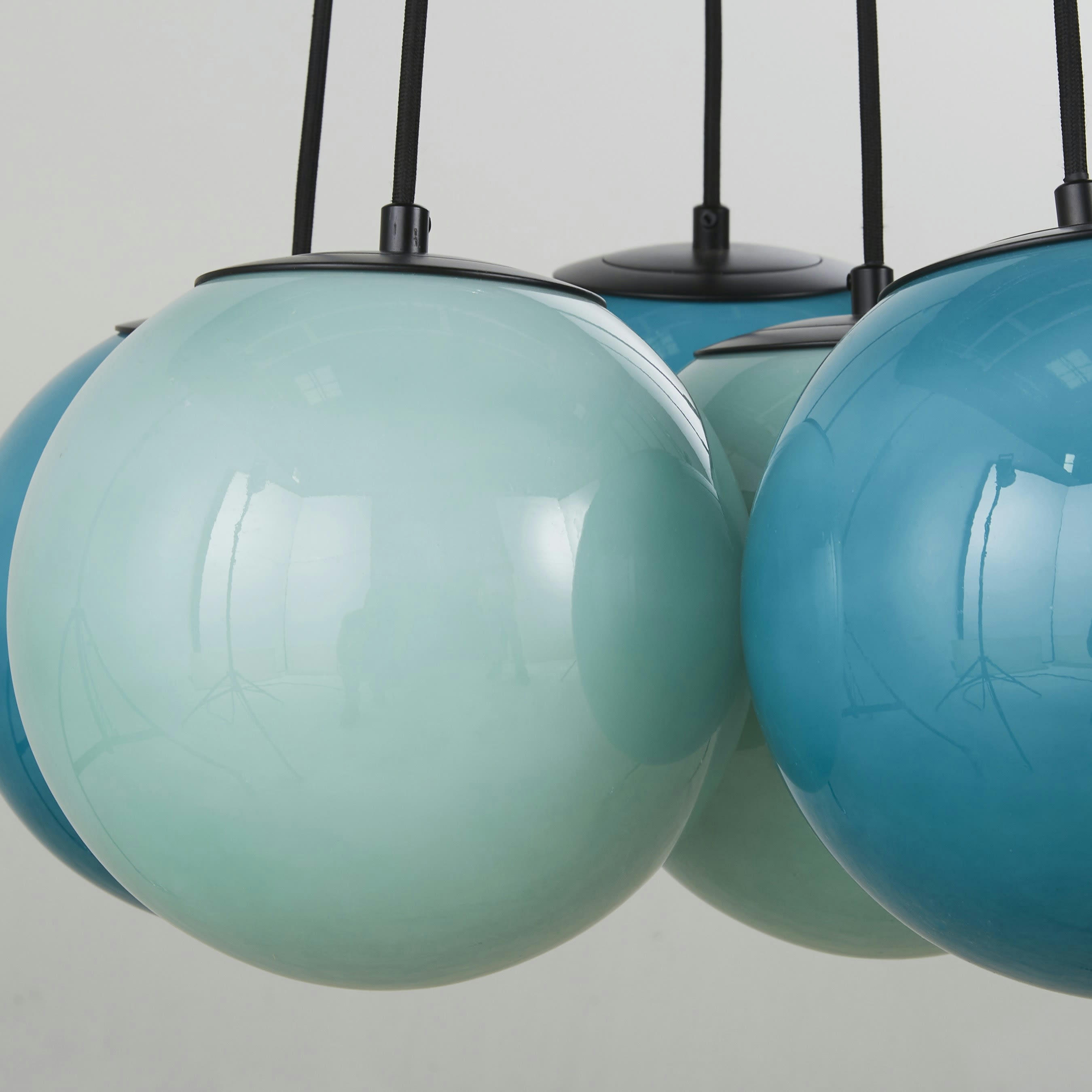 NELIO - Suspension 7 globes en verre bleu opaline