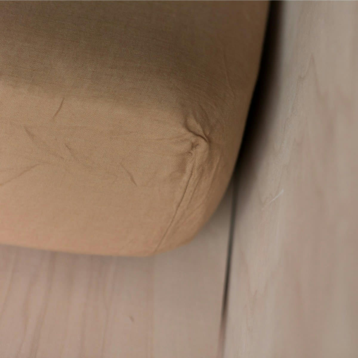 LES ESSENTIELS - Drap-housse en lin lavé marron camel 180x200