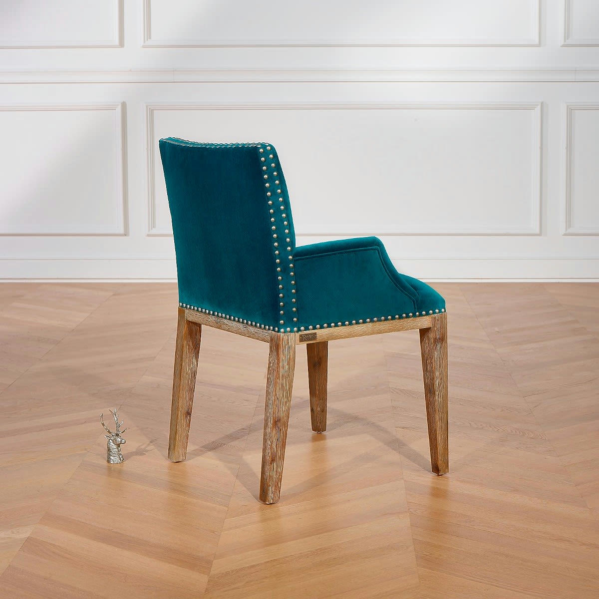 FORGE - KENZA - Fauteuil de table en velours et en bois clouté bleu canard