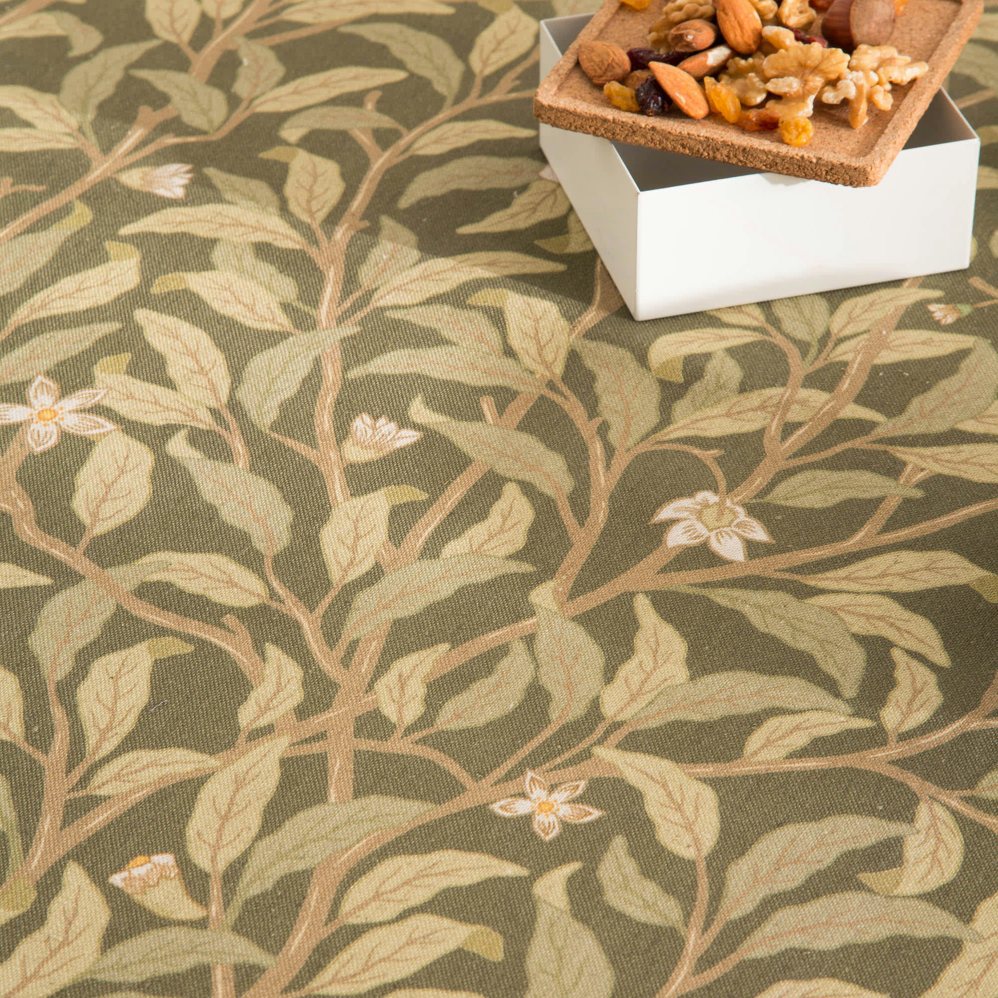 MORRISSIN - Nappe en lin imprimée vert avec traitement anti-taches 140x140 cm