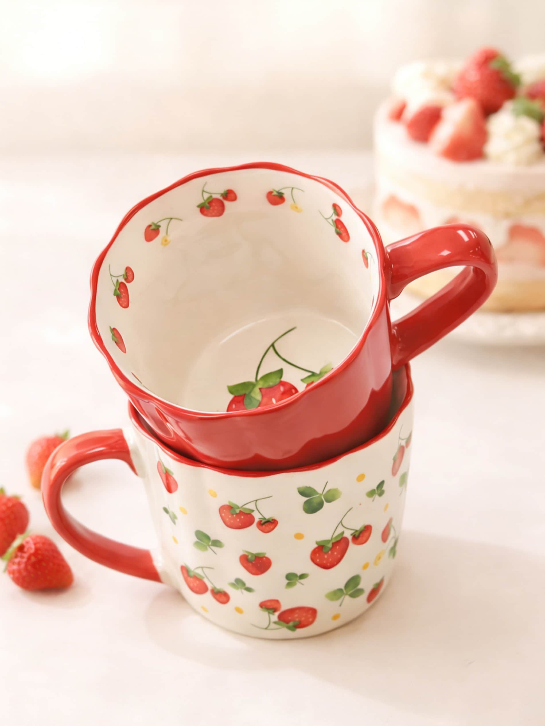 Ceramiczny kubek z motywem truskawek