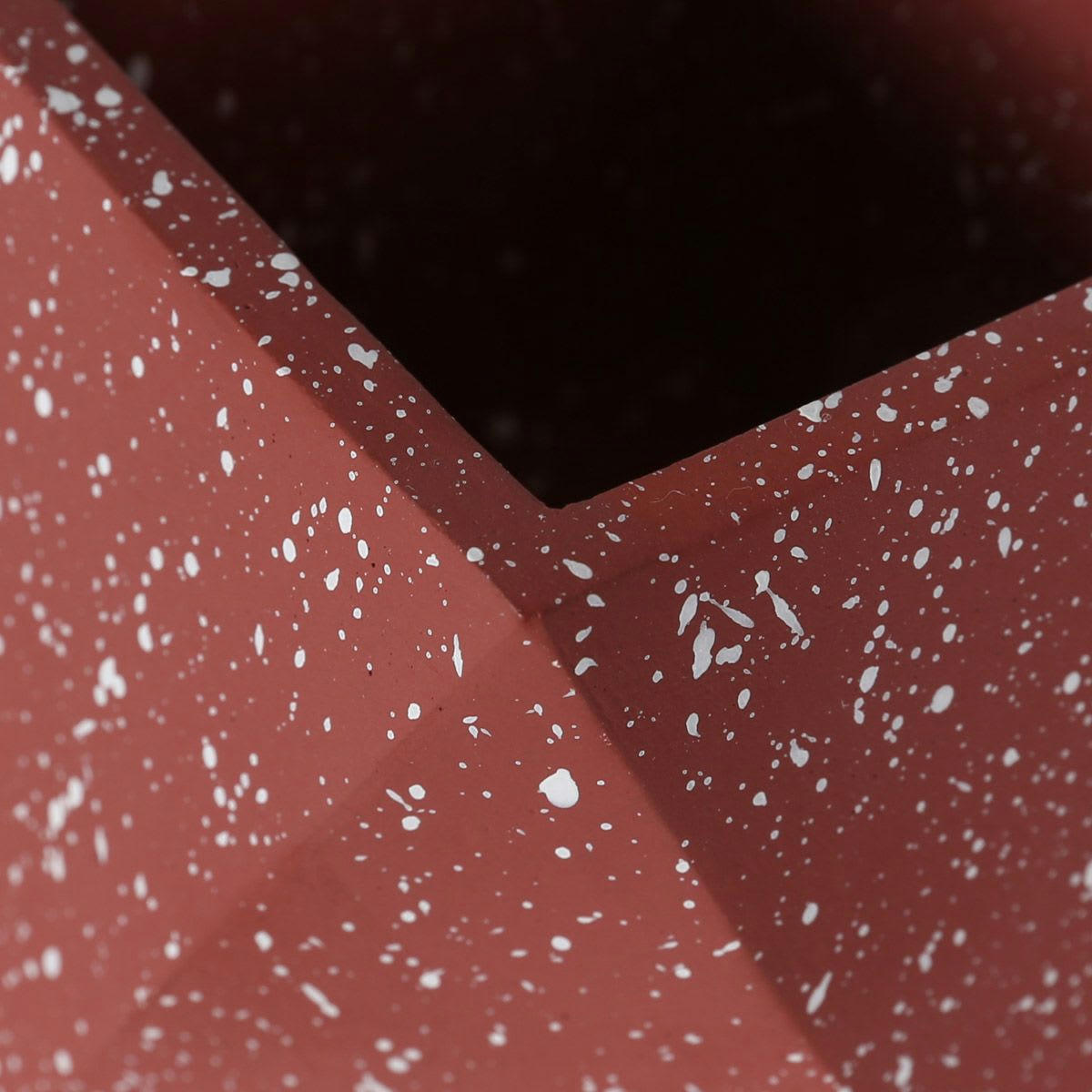 MUZZ - Cache-pot hexagonal en terrazzo rouge brique H9