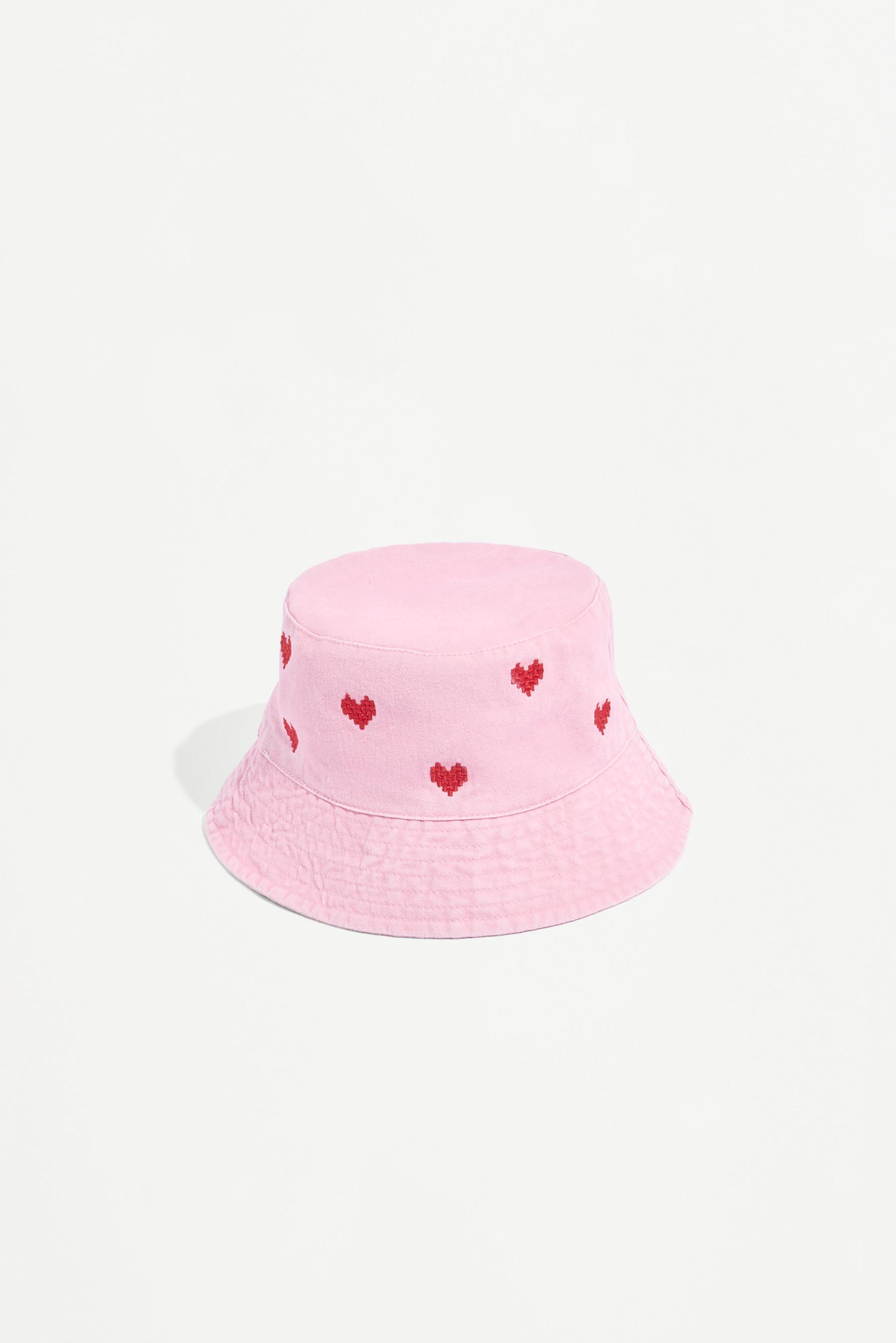 Gorro bucket bordado corazones