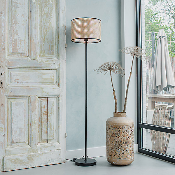 Lampadaire rustique noir avec abat-jour en rotin - Kata