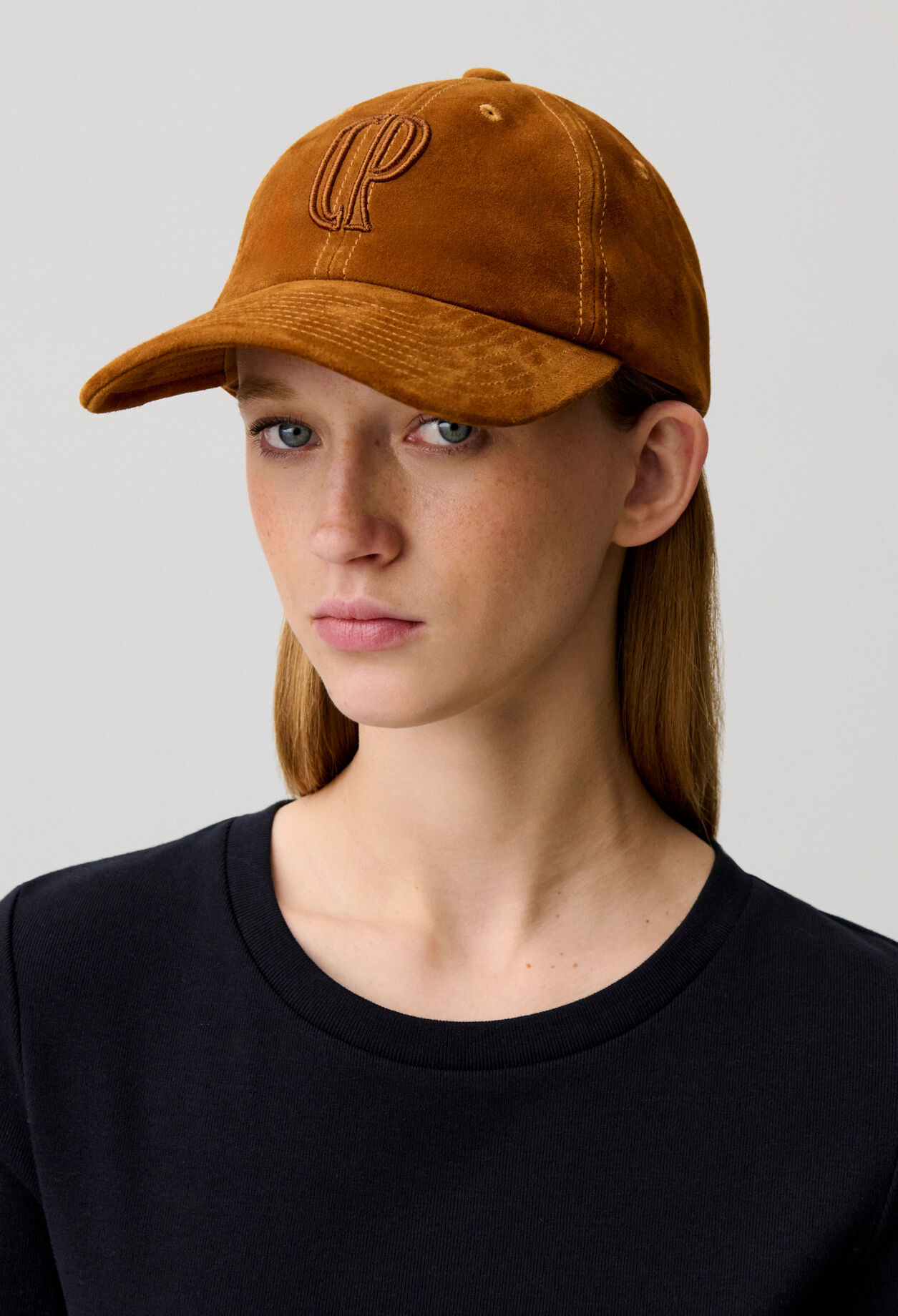 Casquette broderie monogramme CP cuir