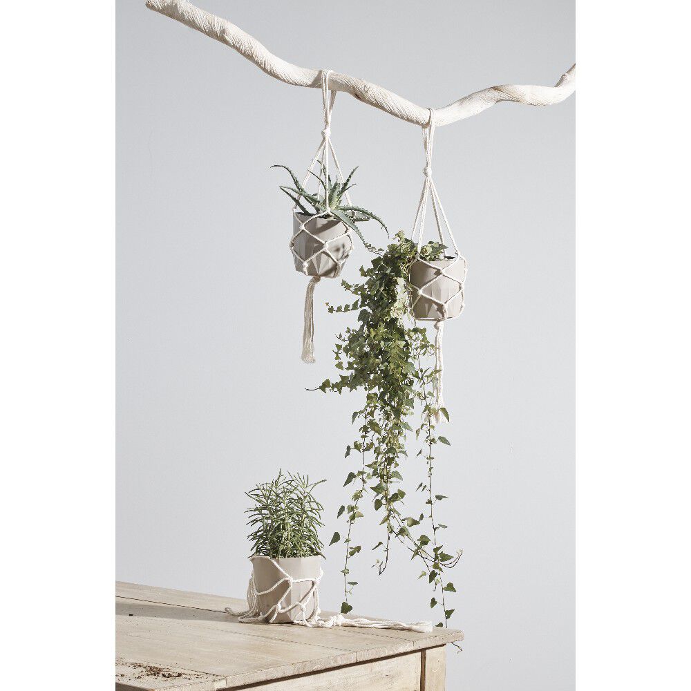 Cache pot gris suspendu avec corde en macramé