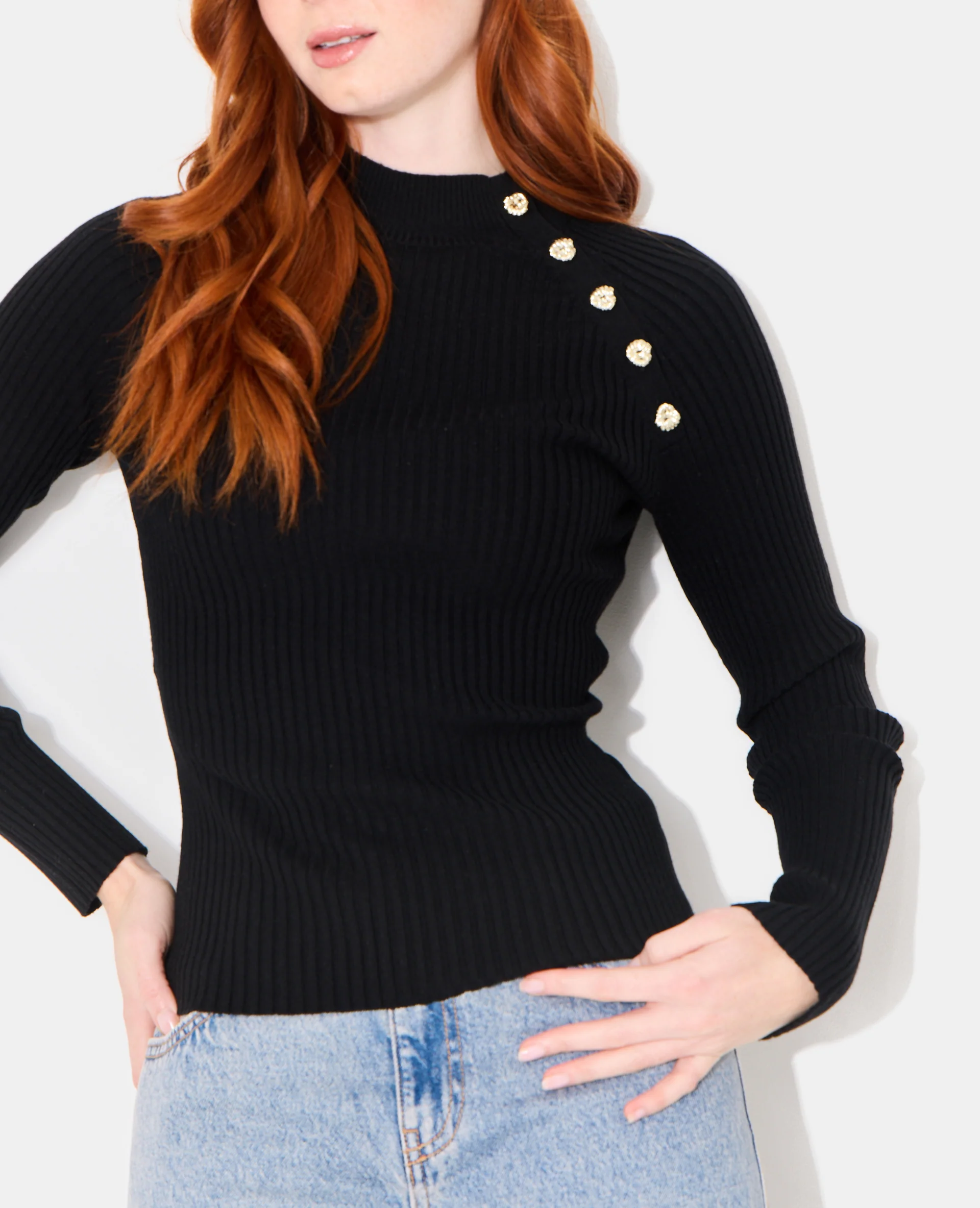 Pull moulant en maille côtelée avec boutons