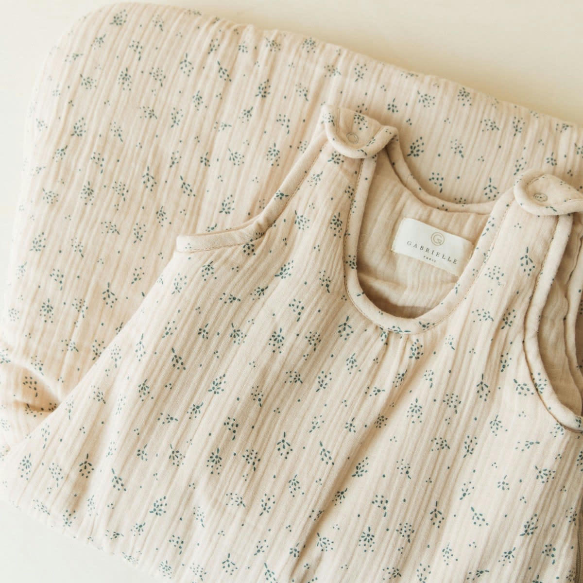 GREEN & KIDS - Gigoteuse en gaze de coton biologique à motifs beige 6-18mois