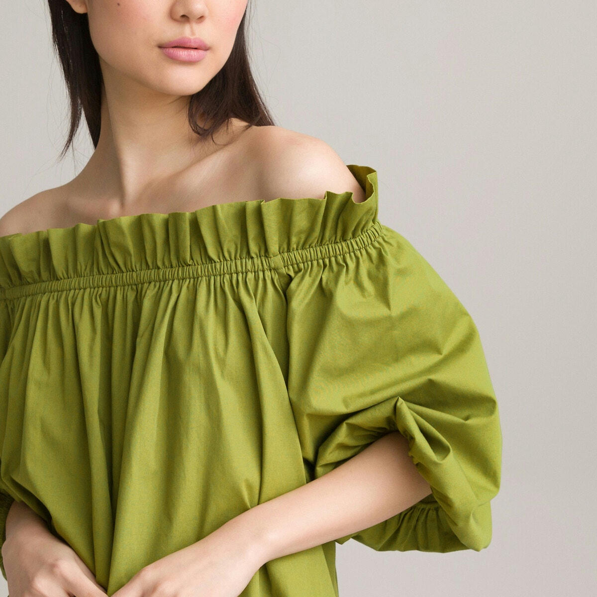 Robe longue, col rond, manches courtes bouffantes