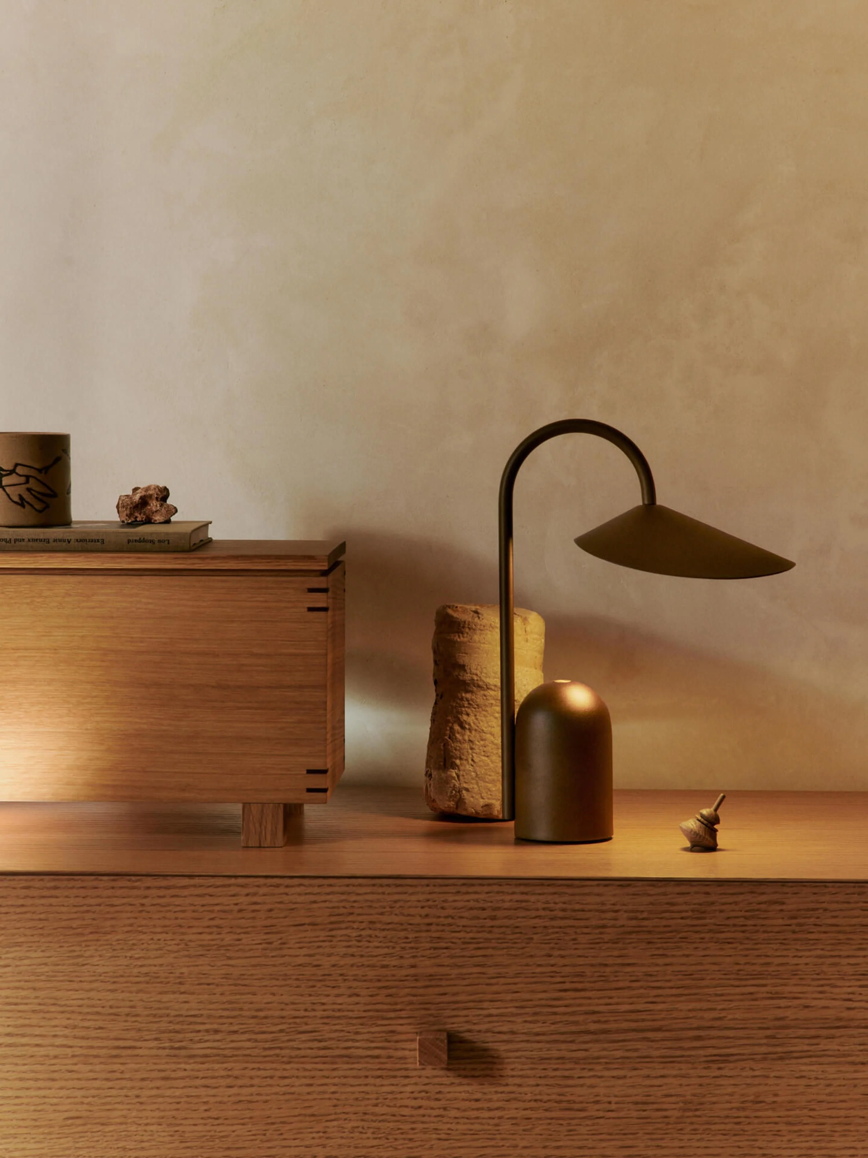 Kleine mobile LED-Tischlampe Arum, dimmbar