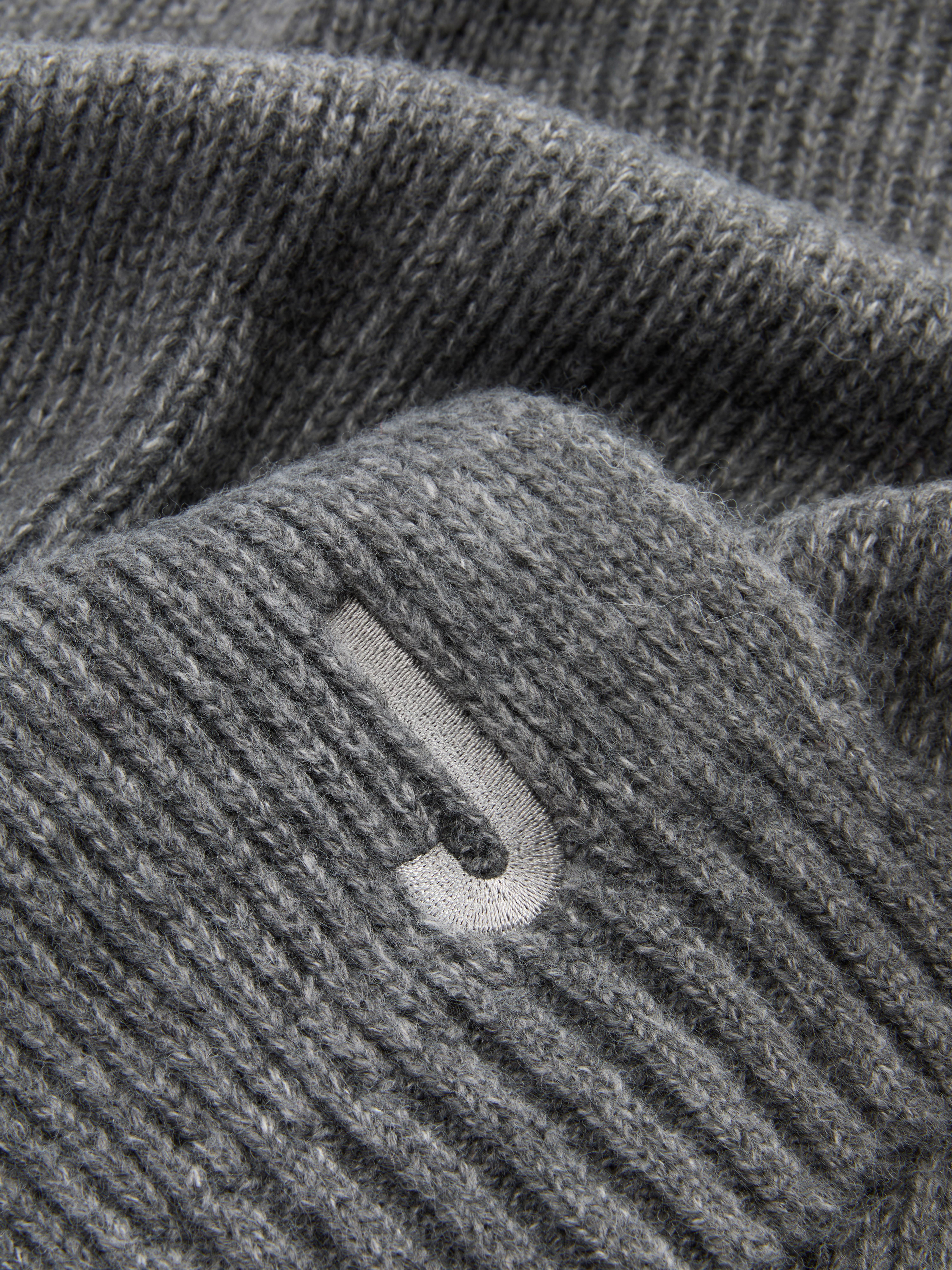 Embroidered Ribbed Scarf