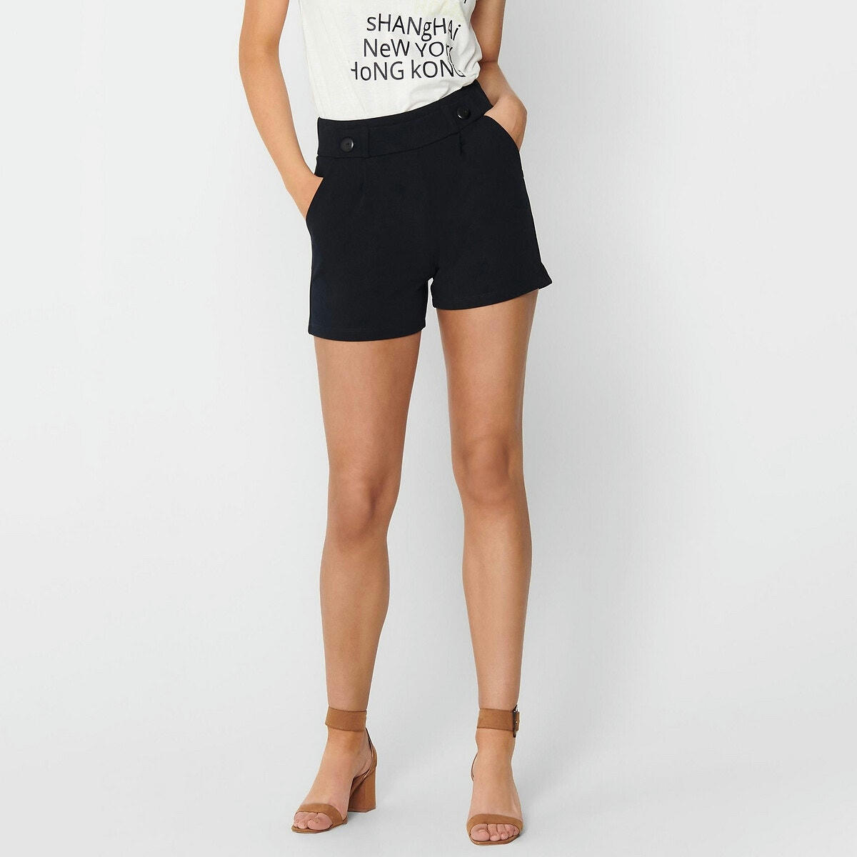 Short, détails boutons