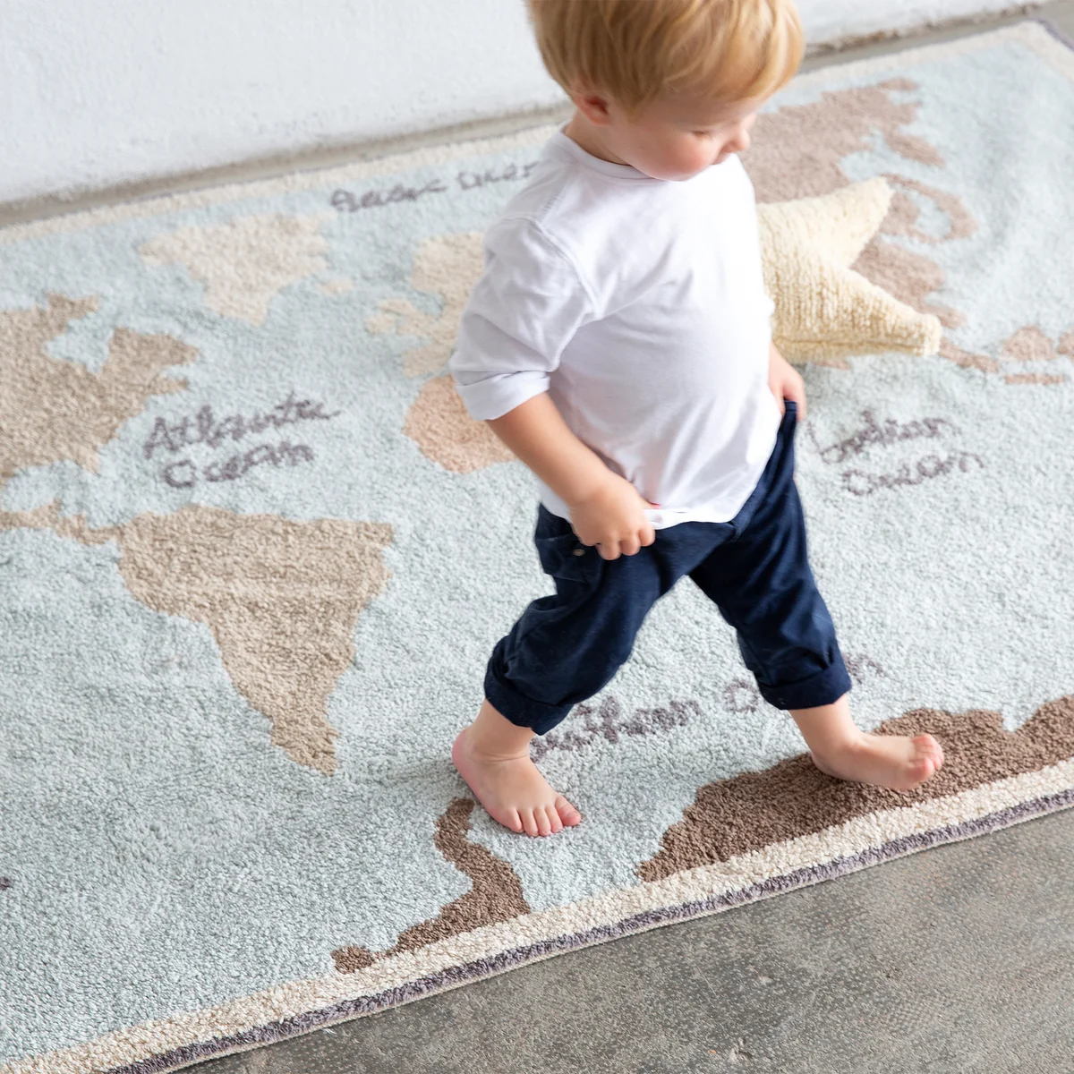 Lorena Canals - Vintage Map Teppich, 200 x 140 cm, blau / grün / rose / natur