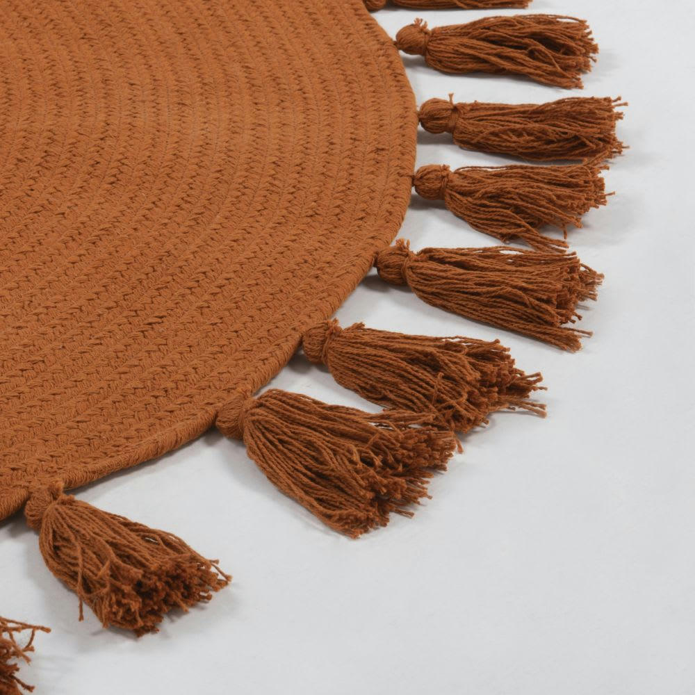 NINA - Tapis rond en coton recyclé marron caramel à pompons D100