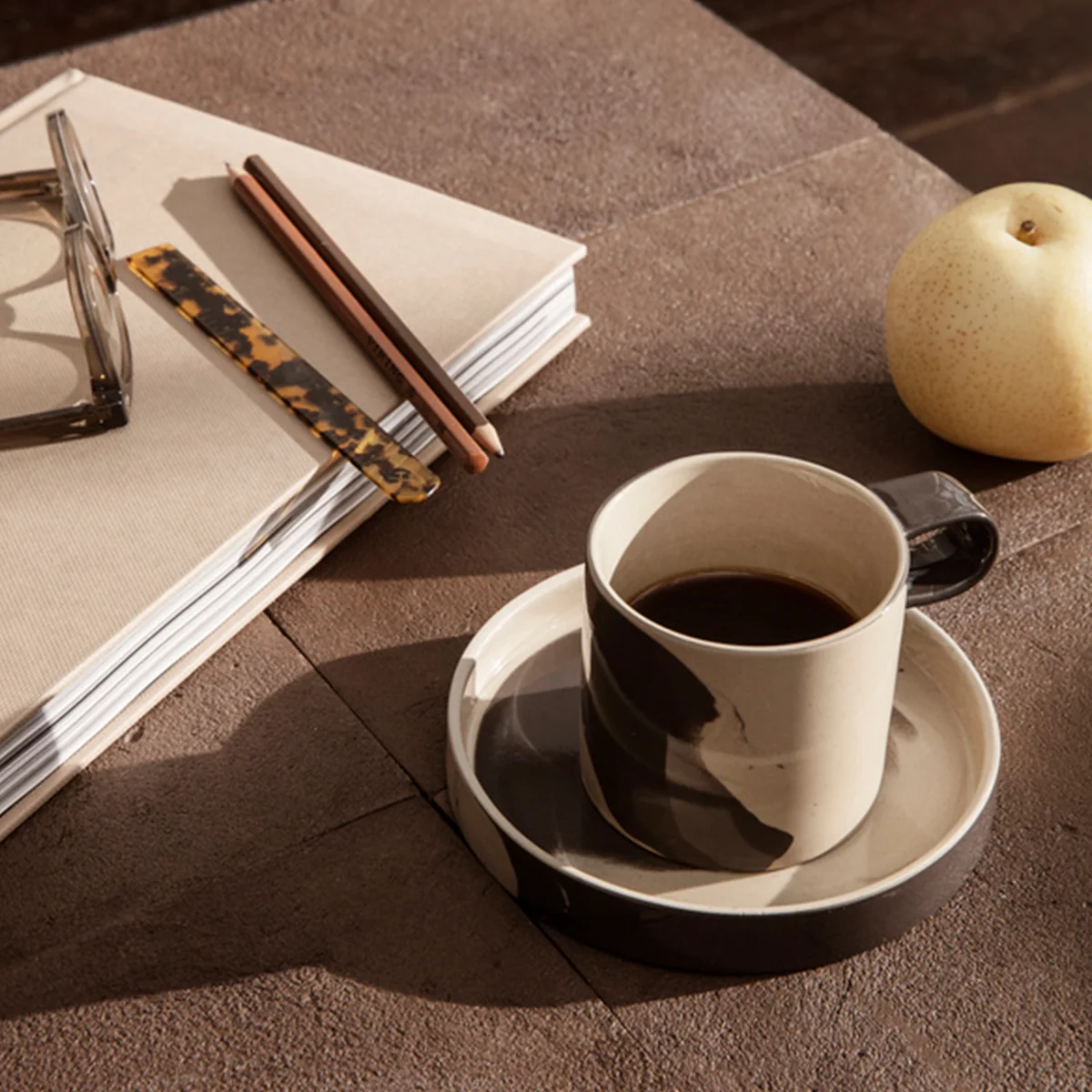 Ferm Living - Inlay Steinzeug Becher mit Teller, sand / braun