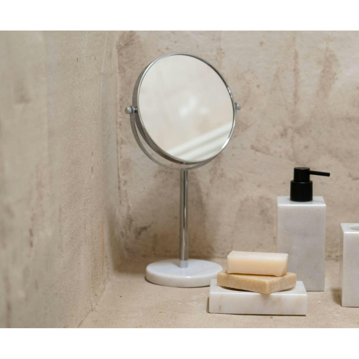 MARBRE - Miroir grossissant x5 en métal chromé et base ronde en marbre blanc