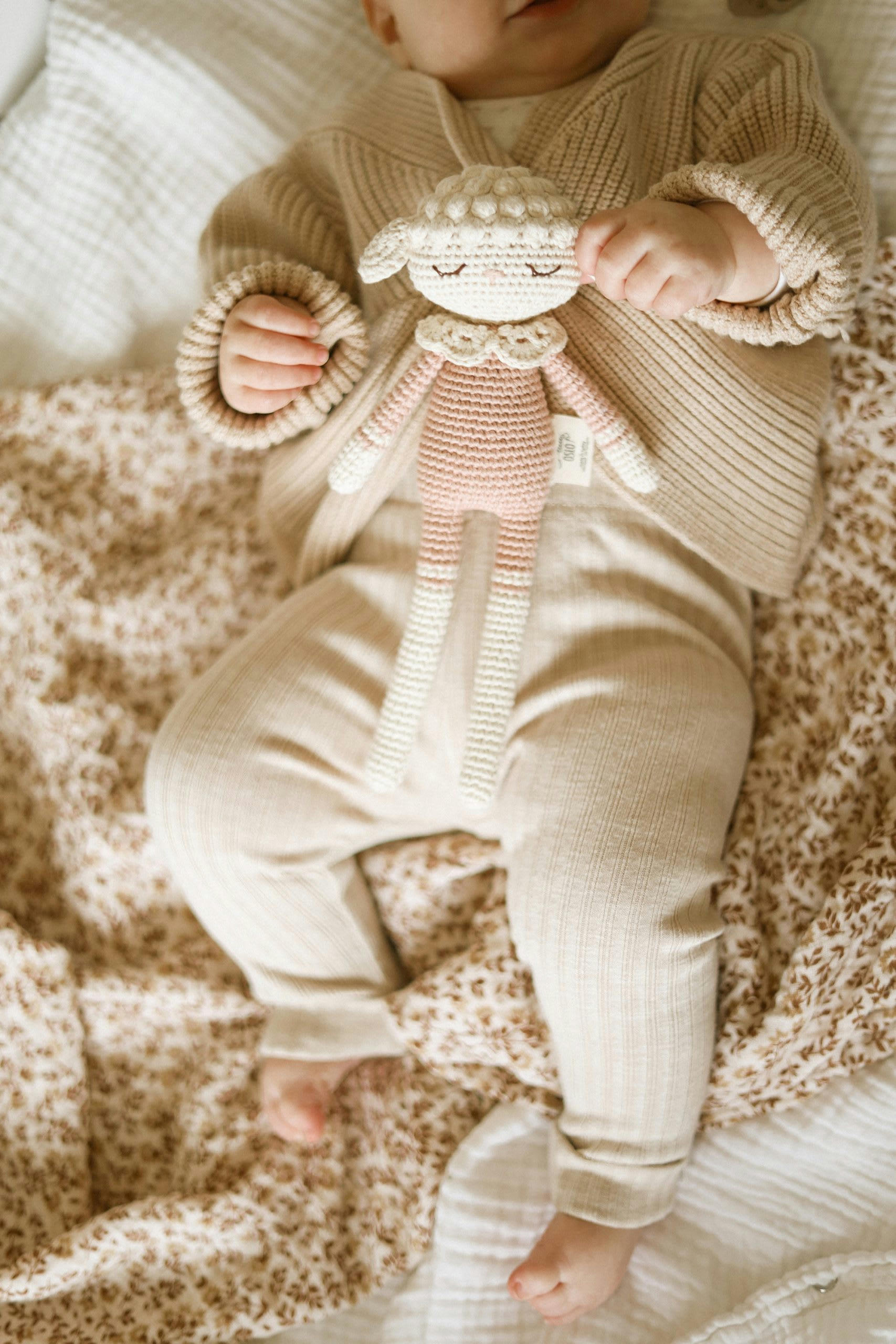 - Doudou en crochet agneau  Rose