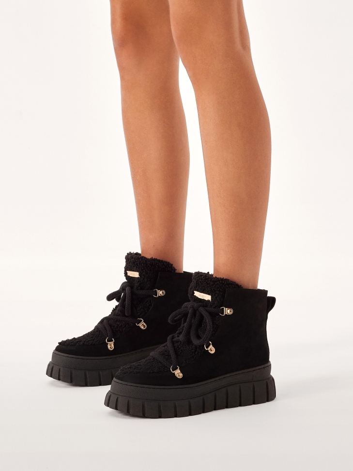 Suede insulated boots on a thicker sole