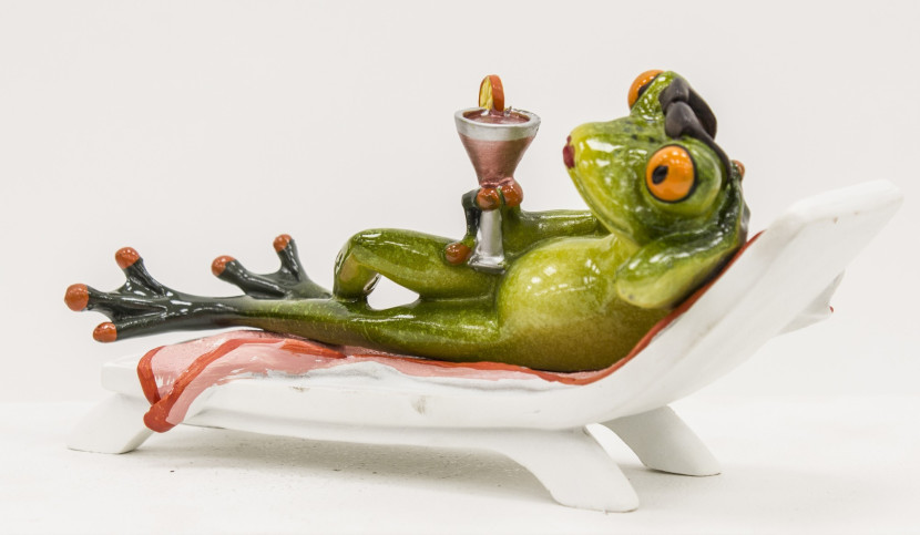Figurka - żaba na leżaku 19x10x7,5 cm RANE z koktajlem