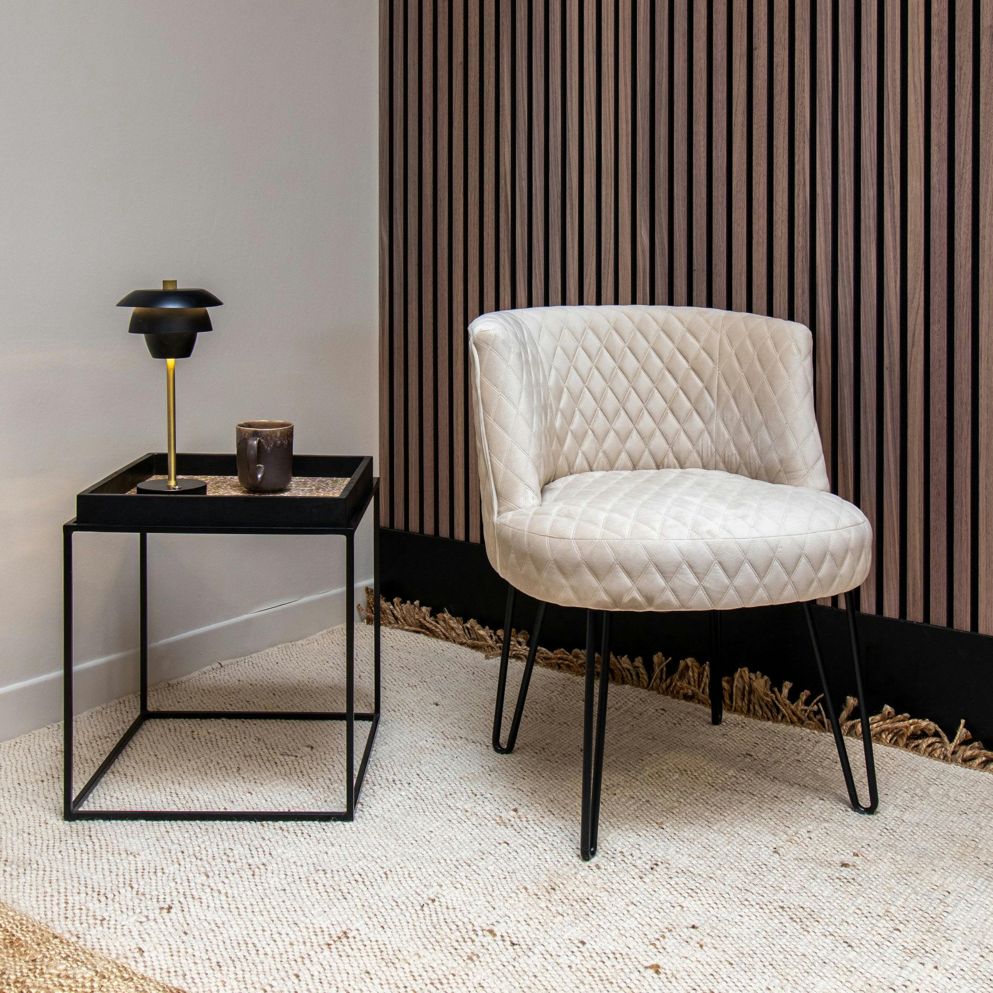 BRAVE - Fauteuil en velours matelassé écru et pieds en métal noir