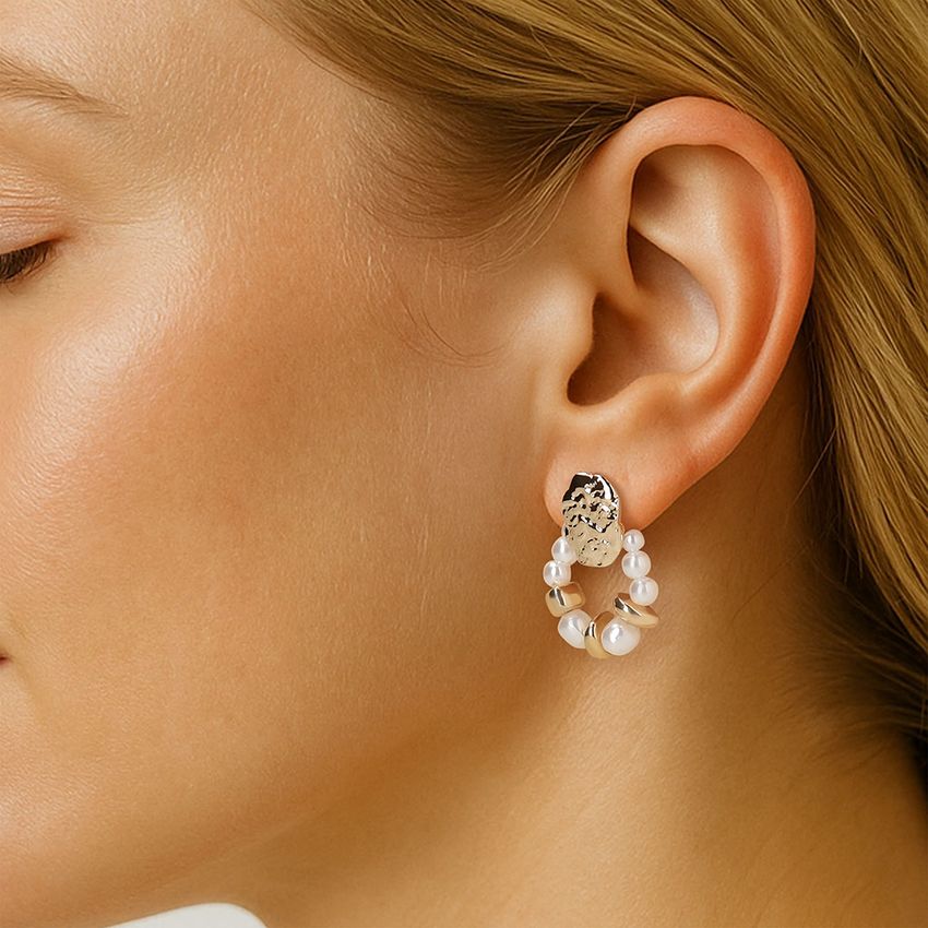 Manfield Goudkleurige oorbellen met parel details